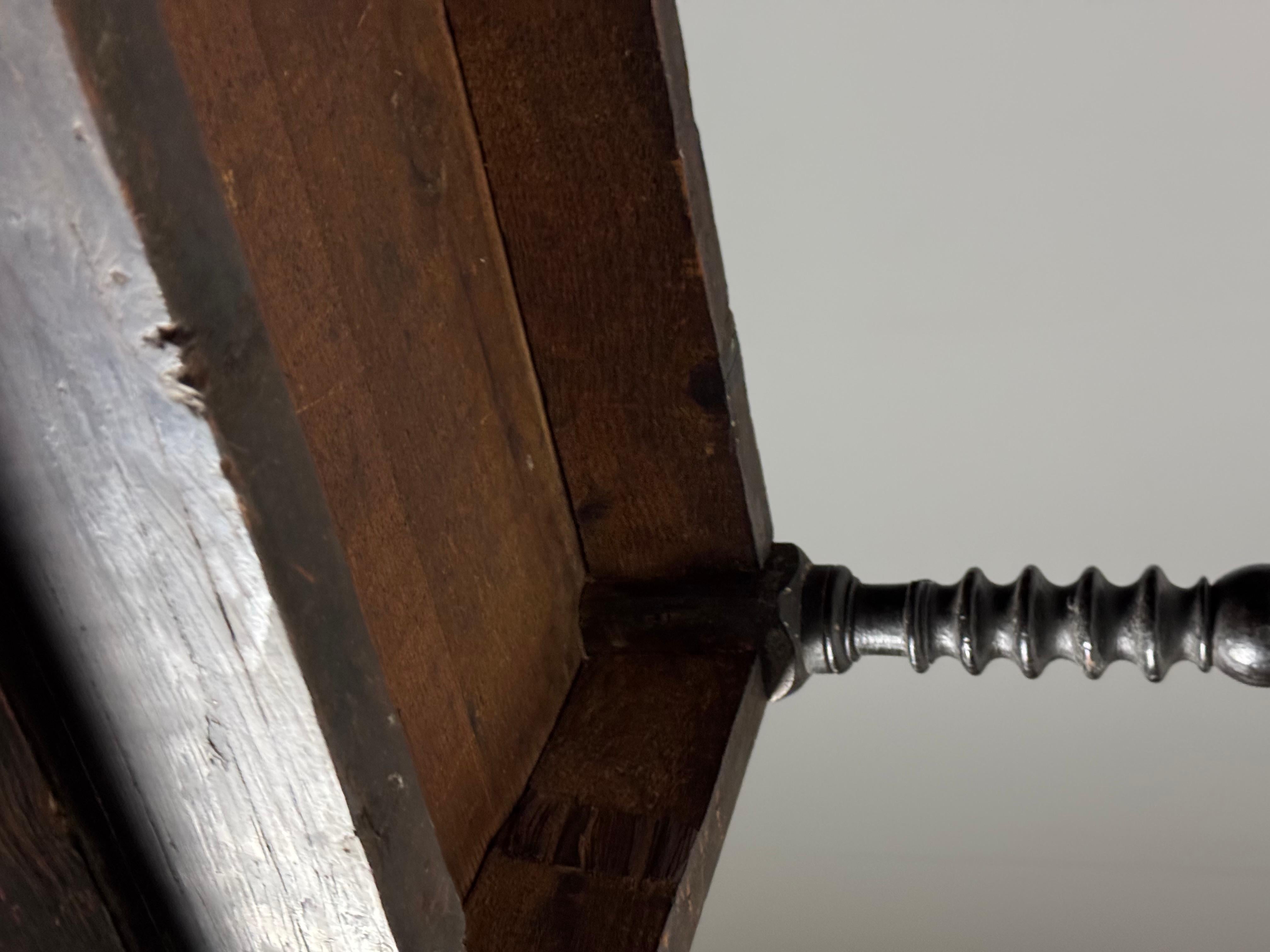 Table d'appoint espagnole 18ème siècle antique en vente 9