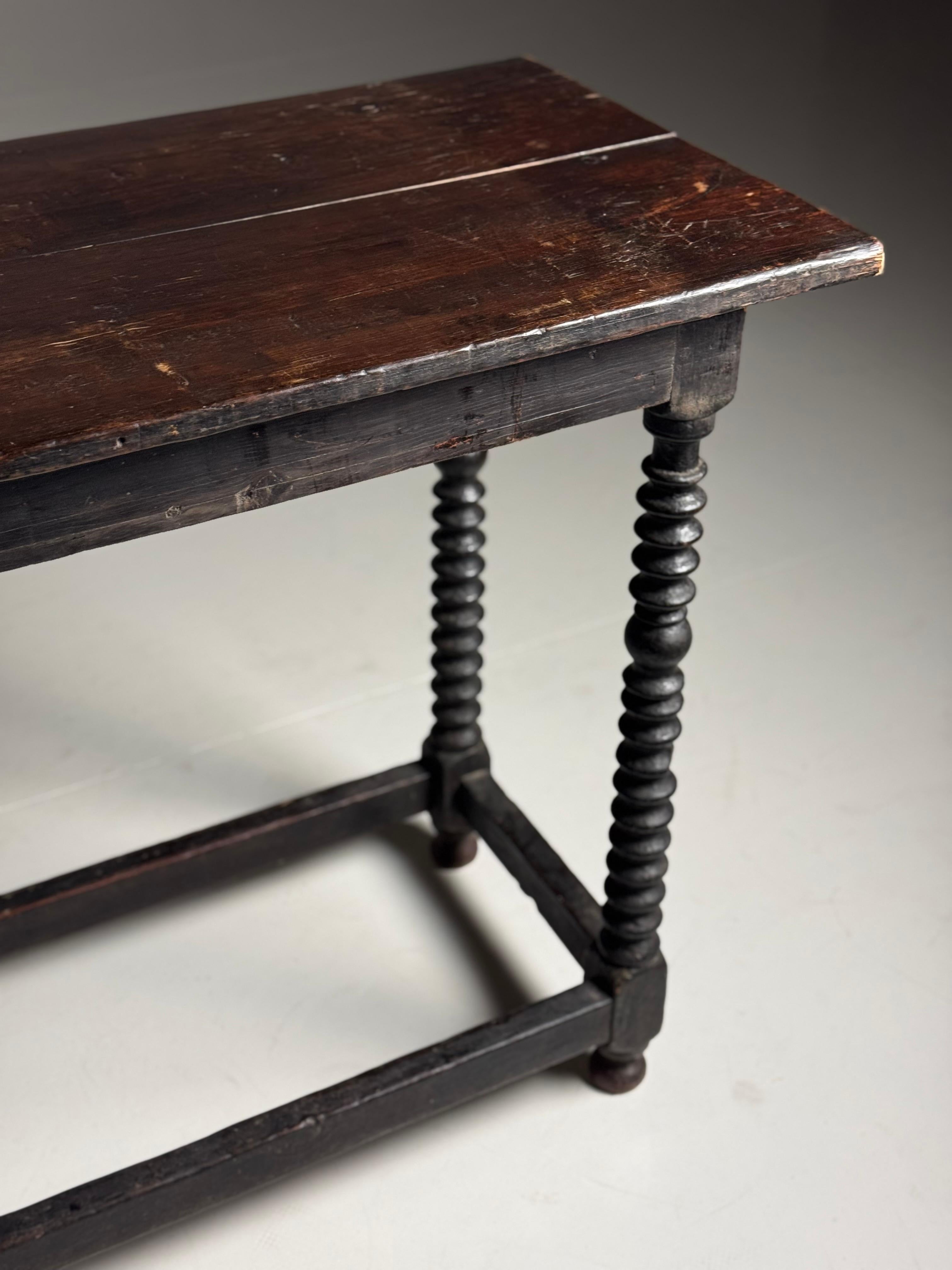Fantastique table d'appoint espagnole du 18e siècle. Avec des jambes tournées. Belle couleur et patine.