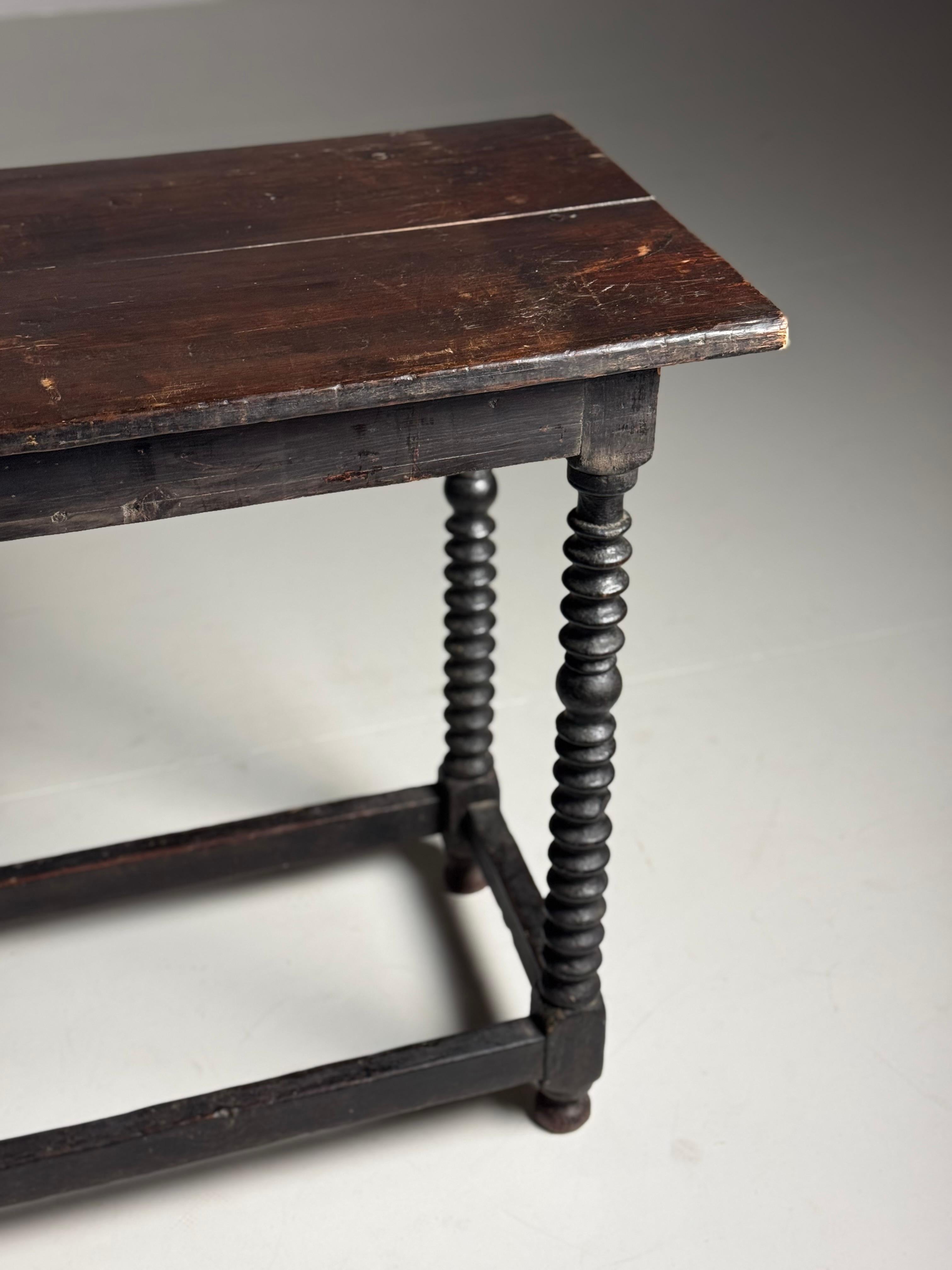 XVIIIe siècle et antérieur Table d'appoint espagnole 18ème siècle antique en vente
