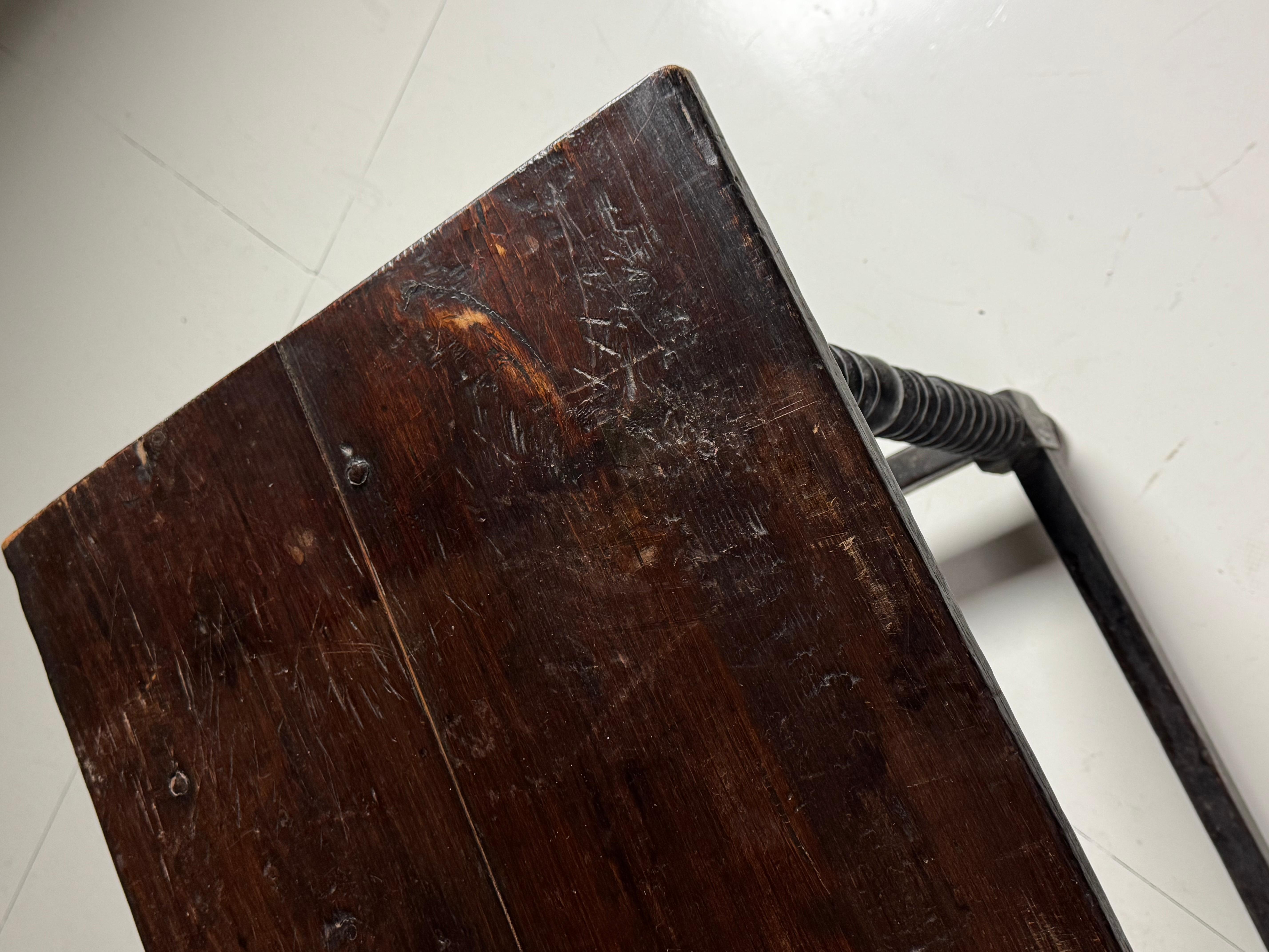 Table d'appoint espagnole 18ème siècle antique en vente 1