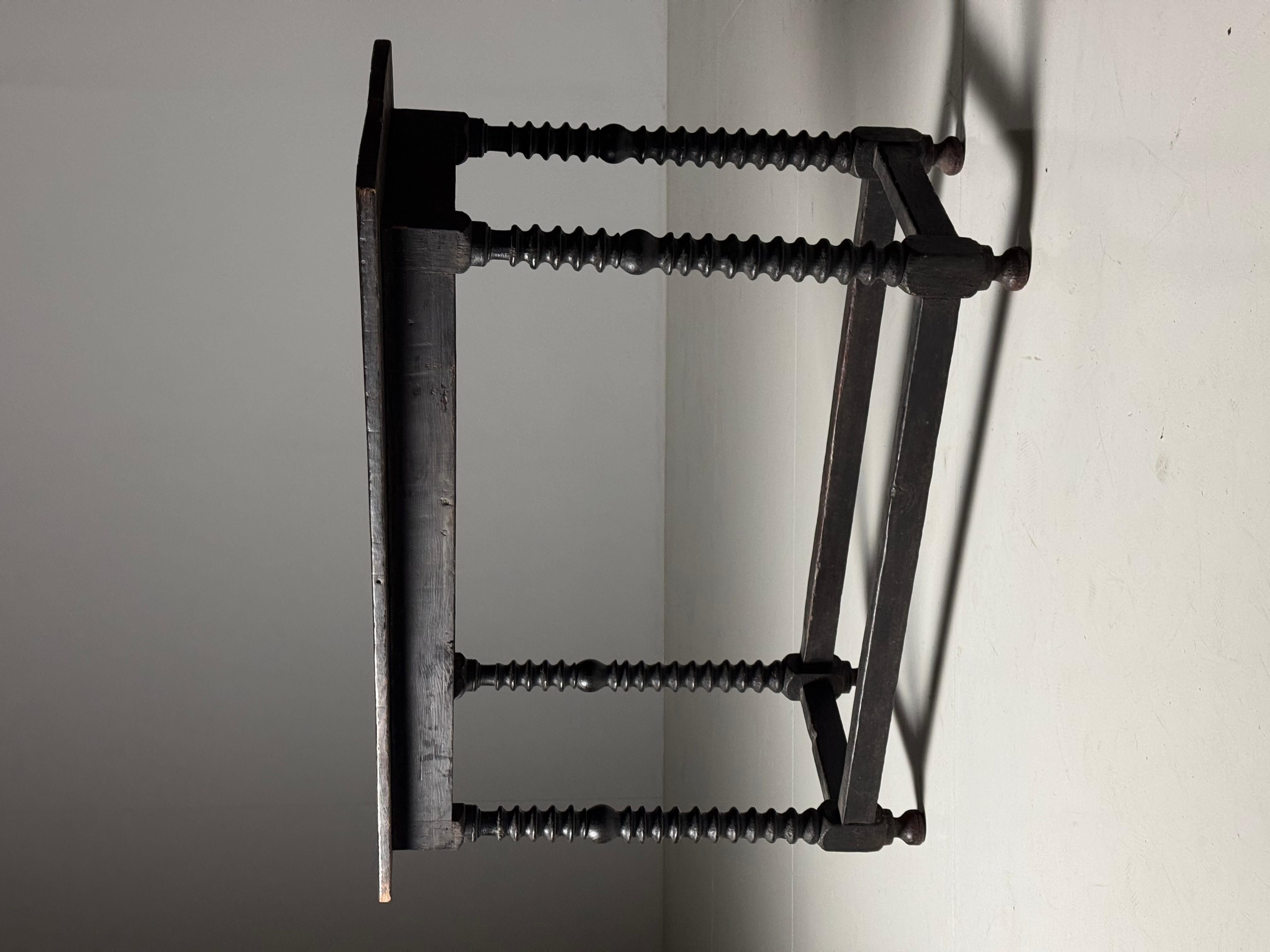Table d'appoint espagnole 18ème siècle antique en vente 2