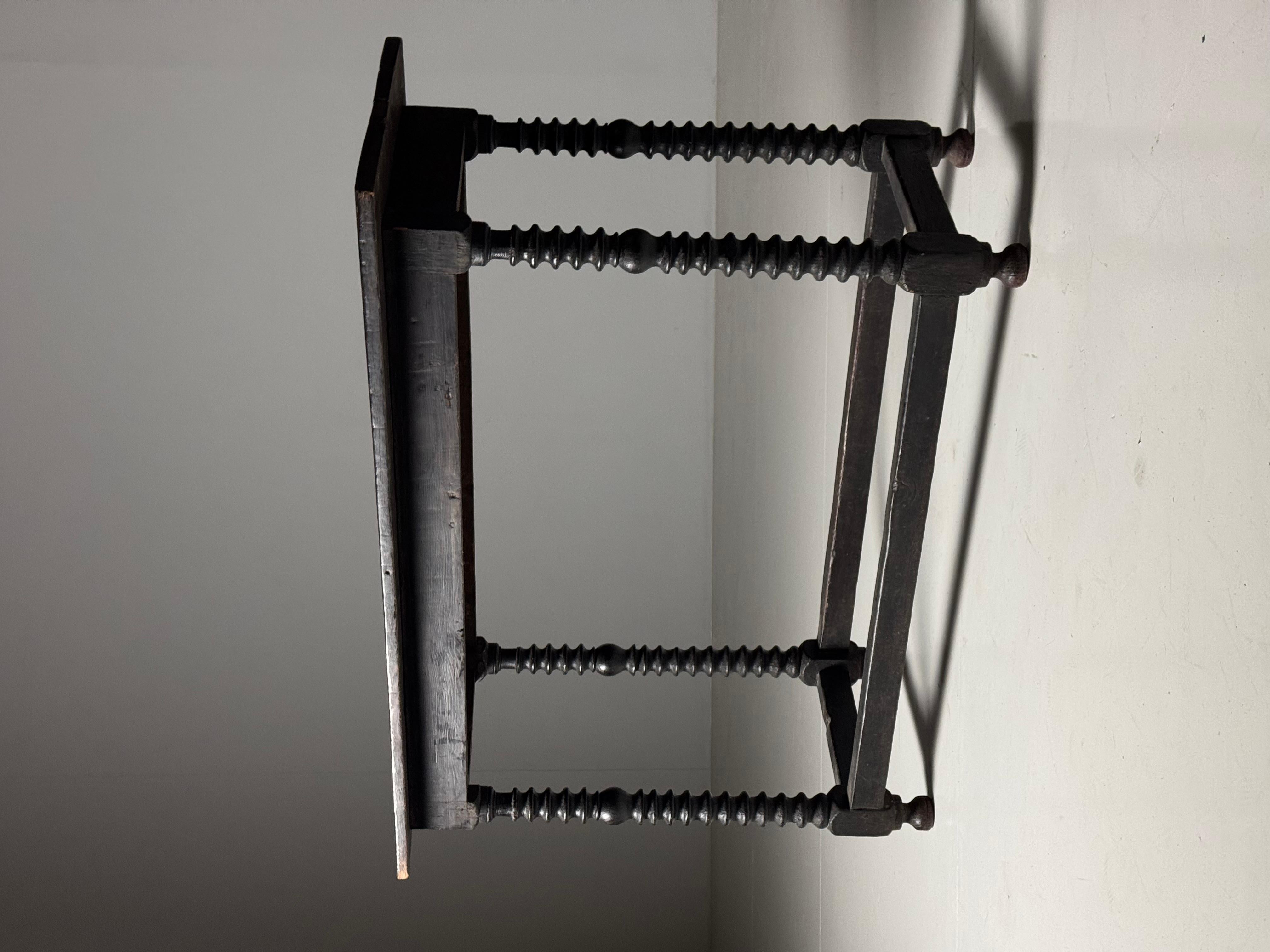 Table d'appoint espagnole 18ème siècle antique en vente 3
