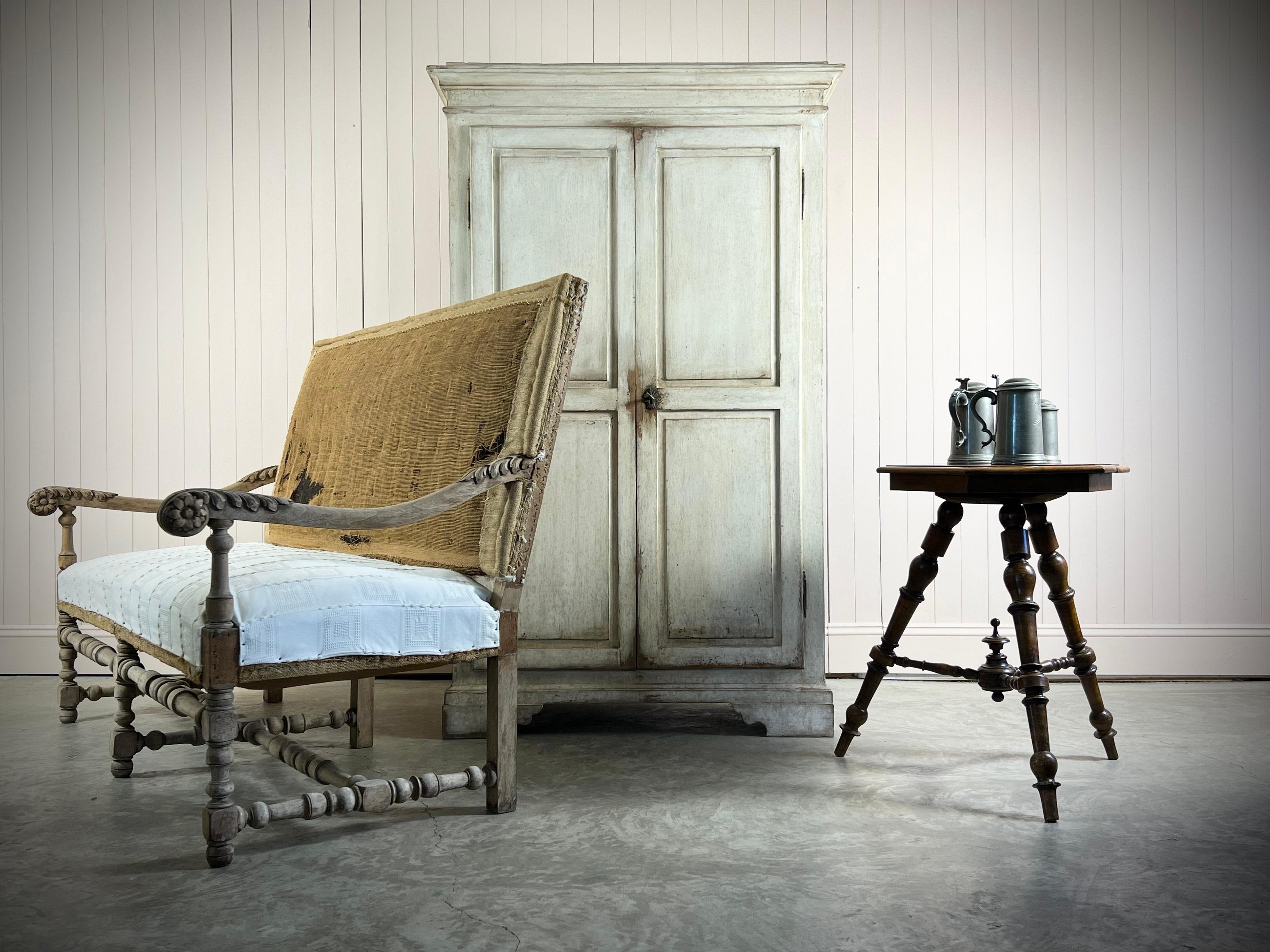 Provenant du nord-est de l'Espagne, cette table d'appoint utile du 19e siècle présente des pieds tournés en bois fruitier et un plateau hexagonal incrusté.

Belle patine naturelle et couleur avec quelques bosses et éraflures, y compris deux des