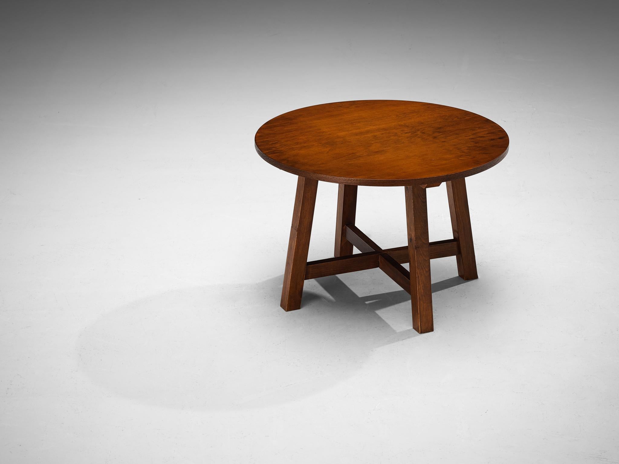 Table d'appoint, noyer, pin, Espagne, années 1960

Fabriquée en Espagne, cette table à l'allure simple et naturaliste s'intègre parfaitement à l'intérieur. Le plateau rond est exécuté en noyer et se prolonge au-delà de la base. Caractérisée par une
