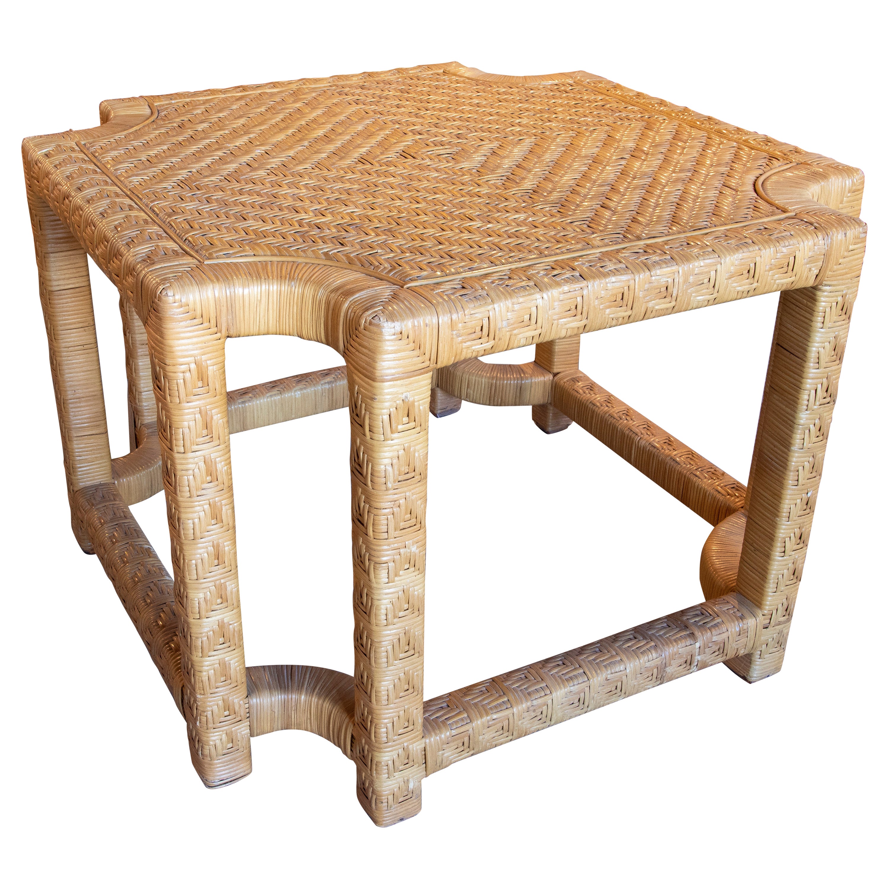 Spanischer Beistelltisch mit Holzgestell und handgenähtem Geflecht im Angebot