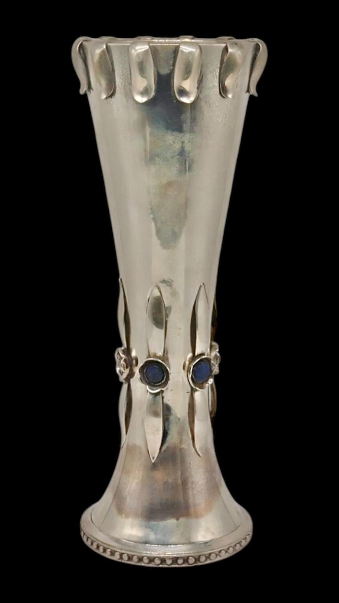  Vaso in argento spagnolo della ditta Bagues di Barcellona con disegni applicati a forma di foglia e di foglia incastonati con pietre rotonde di lapislazzuli.  11 per 4 1/4 di pollice.  Firmato BAGUES con marchio pentagrammato che indica una purezza