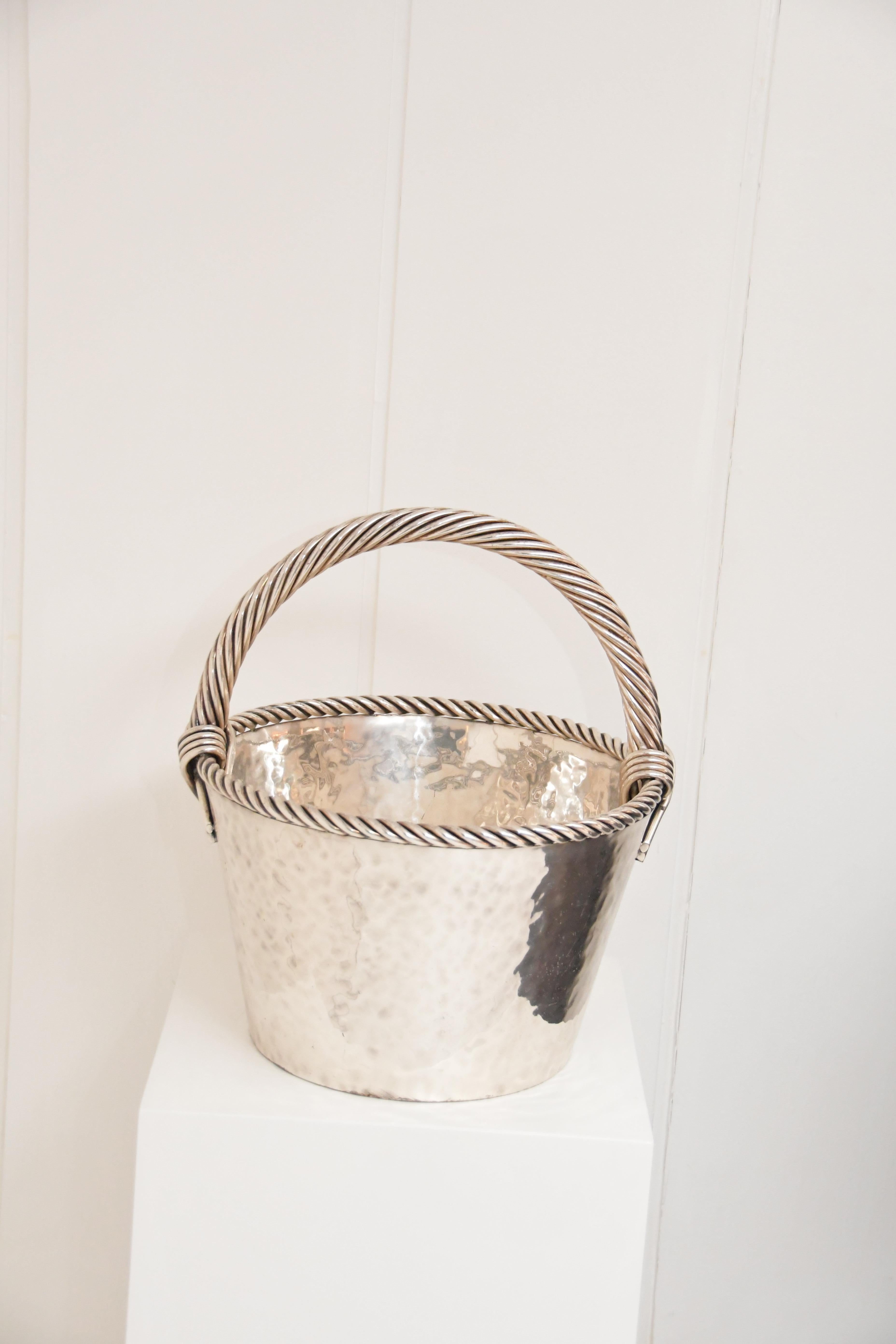 Spanischer versilberter Metallkorb - Spanien 1979 (Ende des 20. Jahrhunderts) im Angebot