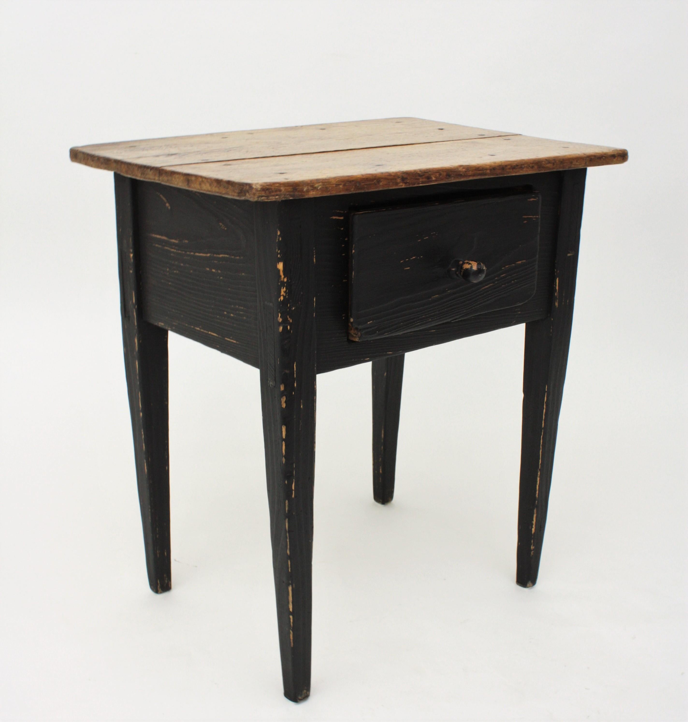 Early 20th century Spanish rustic black painted pine farm kitchen table or occasional table
Charming pinewood Spanish farmhouse or kitchen table with single drawer and black painted bottom. Beautiful patina. Interesting to be used as side table,