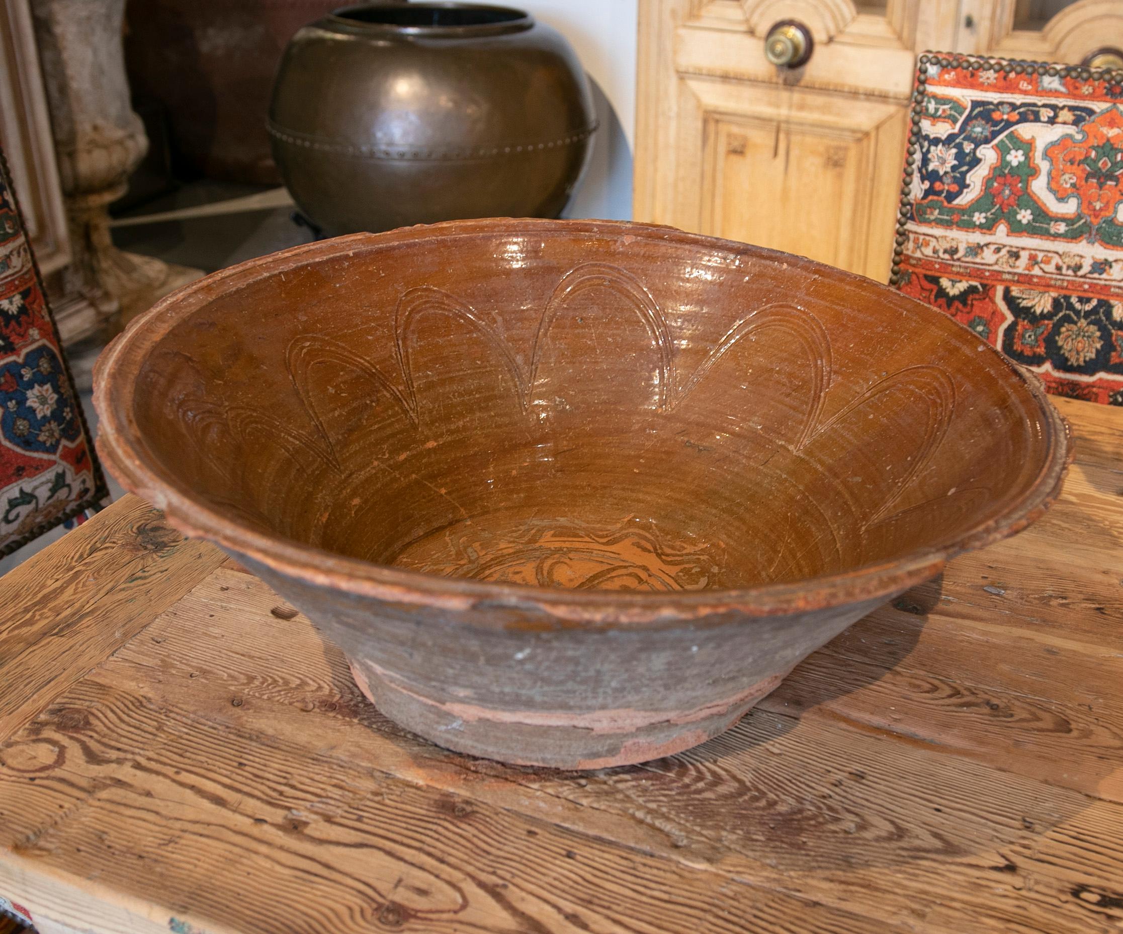 Spanish Small Basin of Glazed Ceramic in Brown Decorated in the Central Part For Sale 12