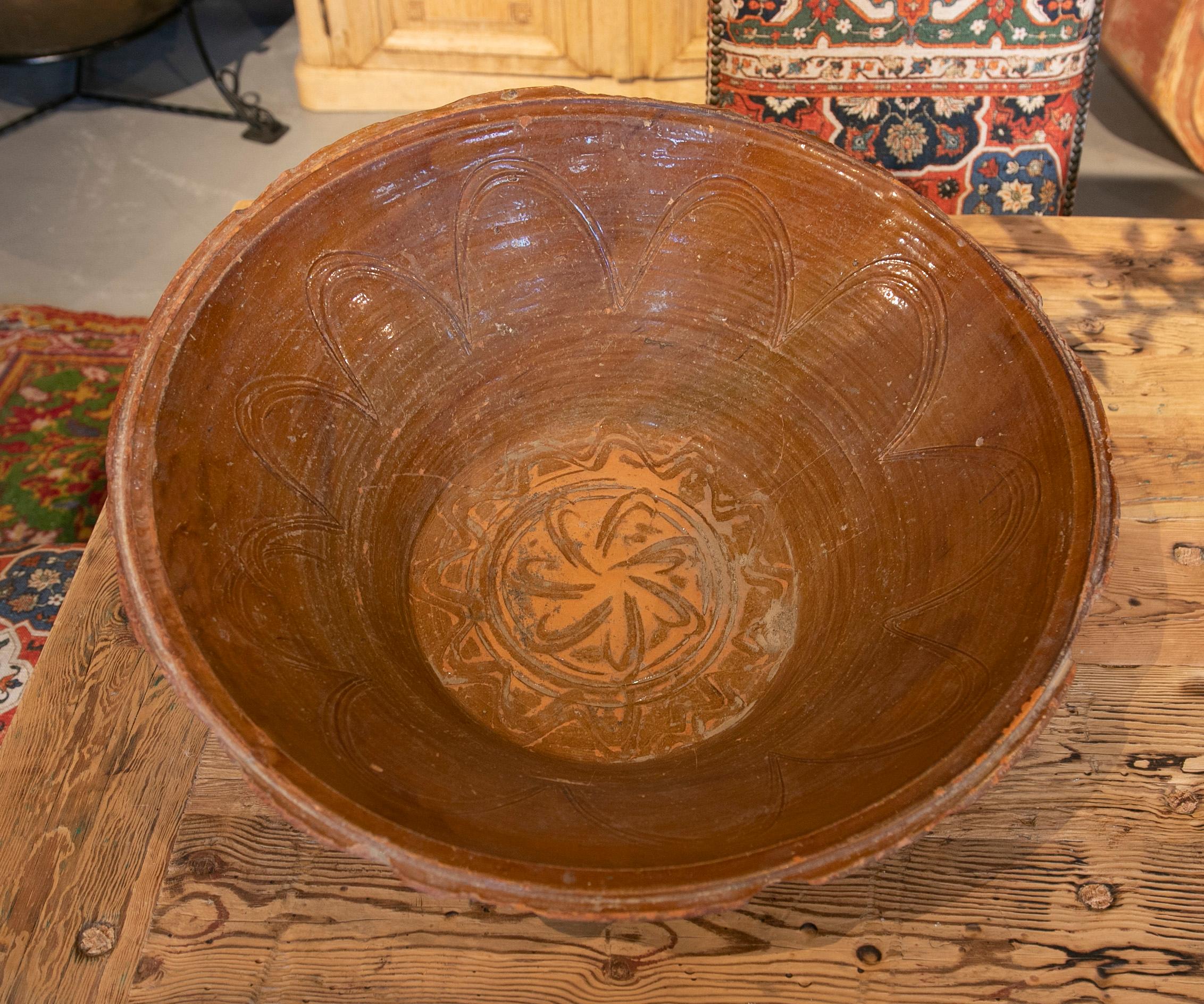 Spanish small basin of glazed ceramic in brown decorated in the central part.