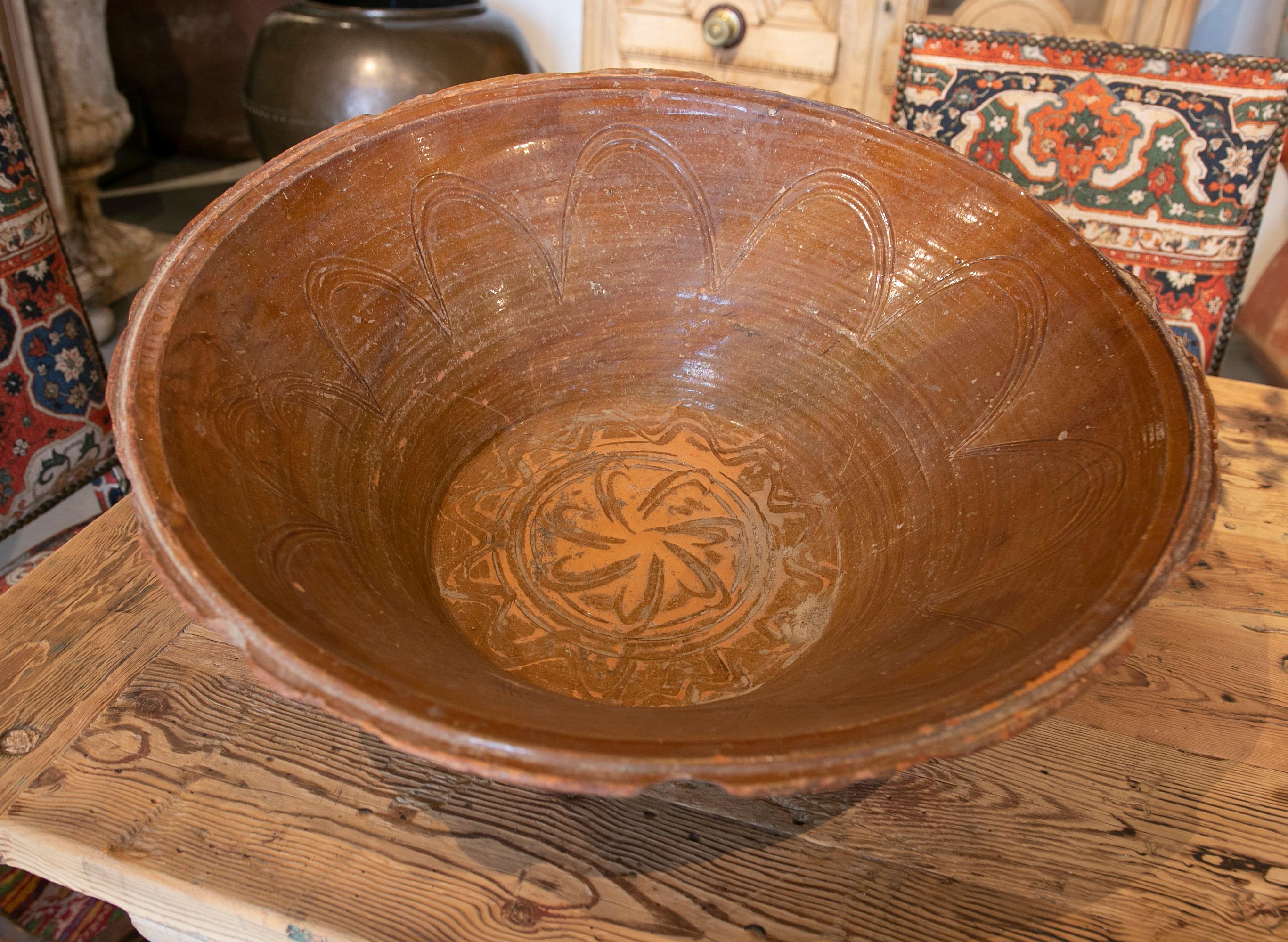 Spanish Small Basin of Glazed Ceramic in Brown Decorated in the Central Part In Good Condition For Sale In Marbella, ES
