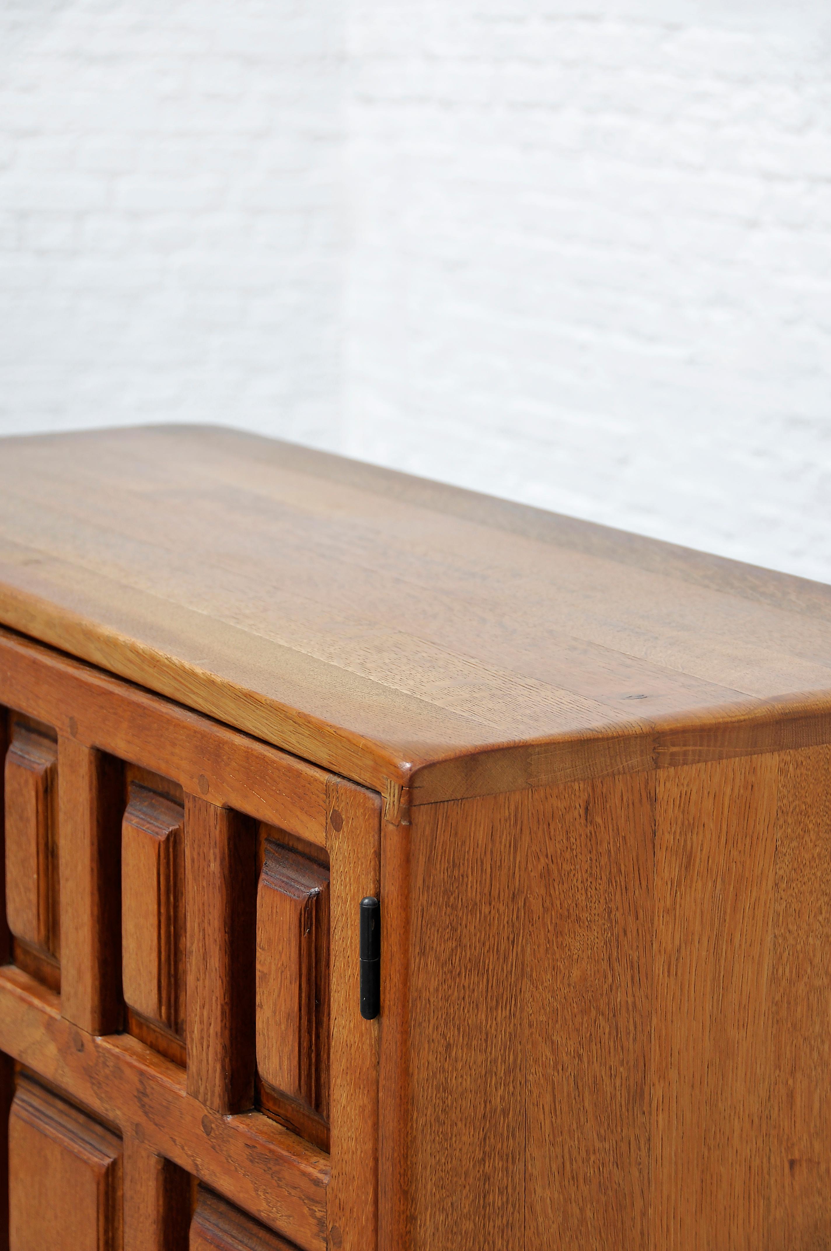 Spanish Solid Oak Brutalist Cabinet with Wrought-Iron Hardware, 1940s In Good Condition For Sale In Antwerp, Antwerp