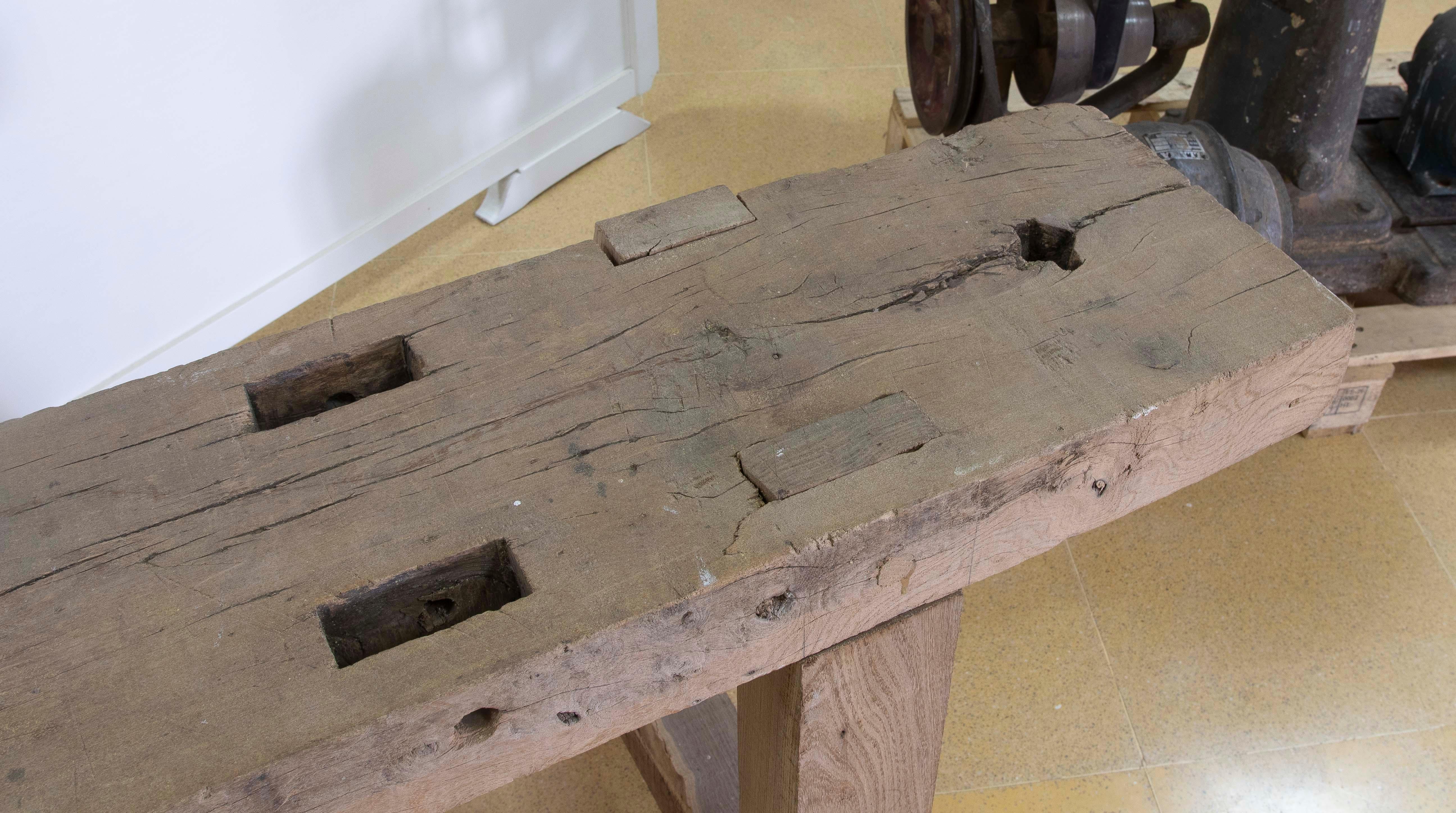 Banco de trabajo de carpintero de madera maciza española siglo XX en venta