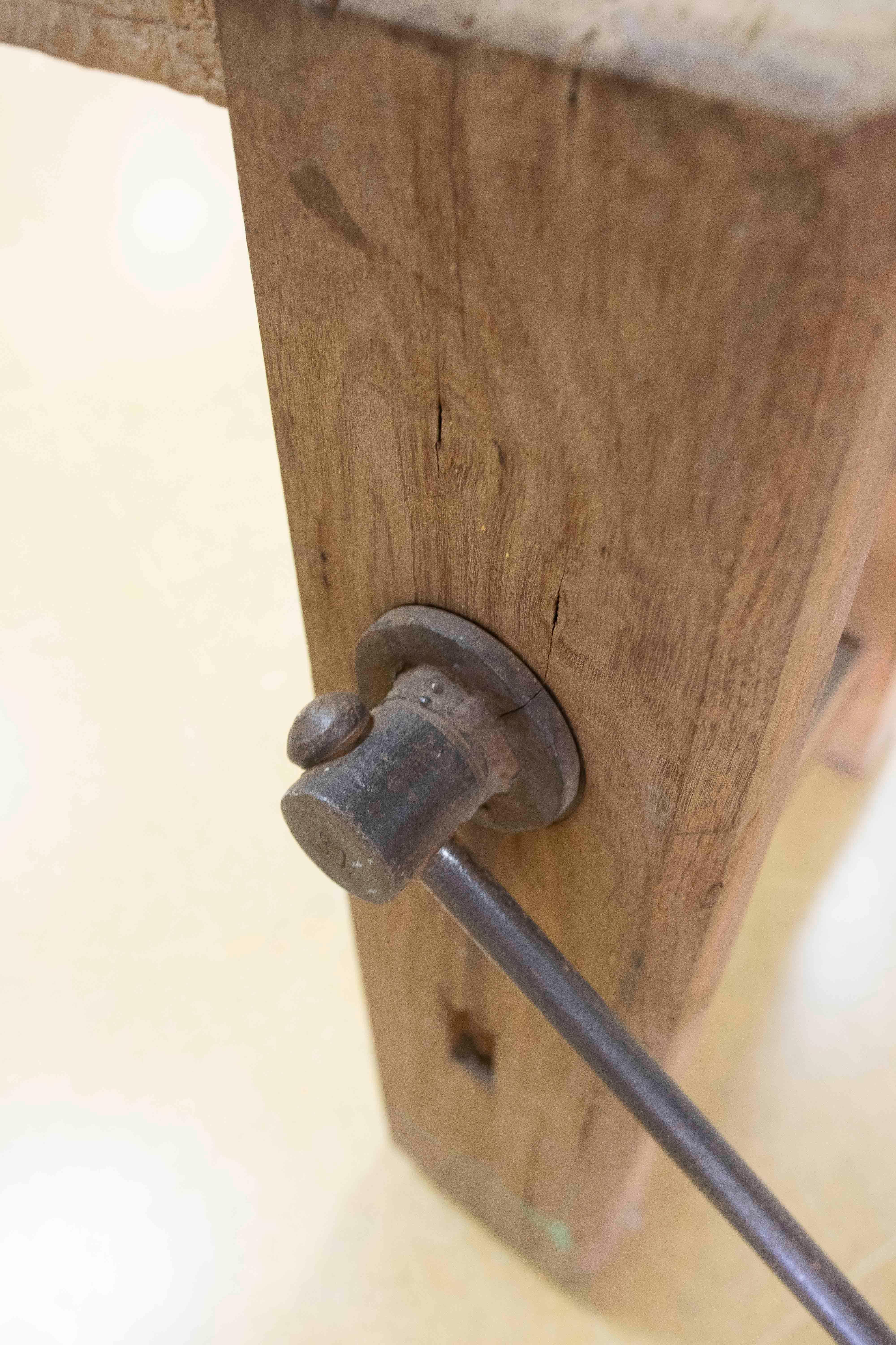 Banco de trabajo de carpintero de madera maciza española en venta 3