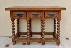Console espagnole en bois massif à trois tiroirs, milieu du XXe siècle