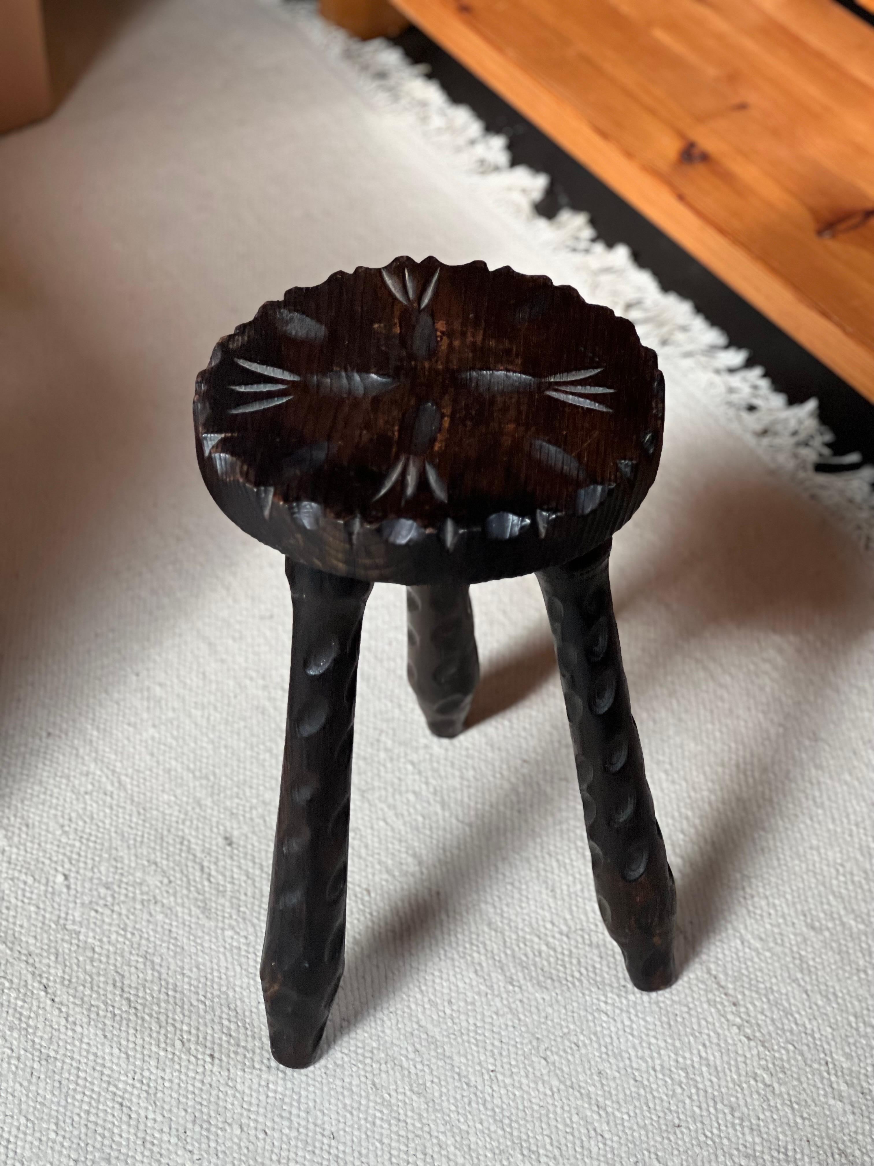 Very decorative massive pinewood stained stool. This tripod stool is show nice details. Made in Spain in the 60's. Nice little addition to your interior. 


________________________________________________________
L'architecture brutaliste est un