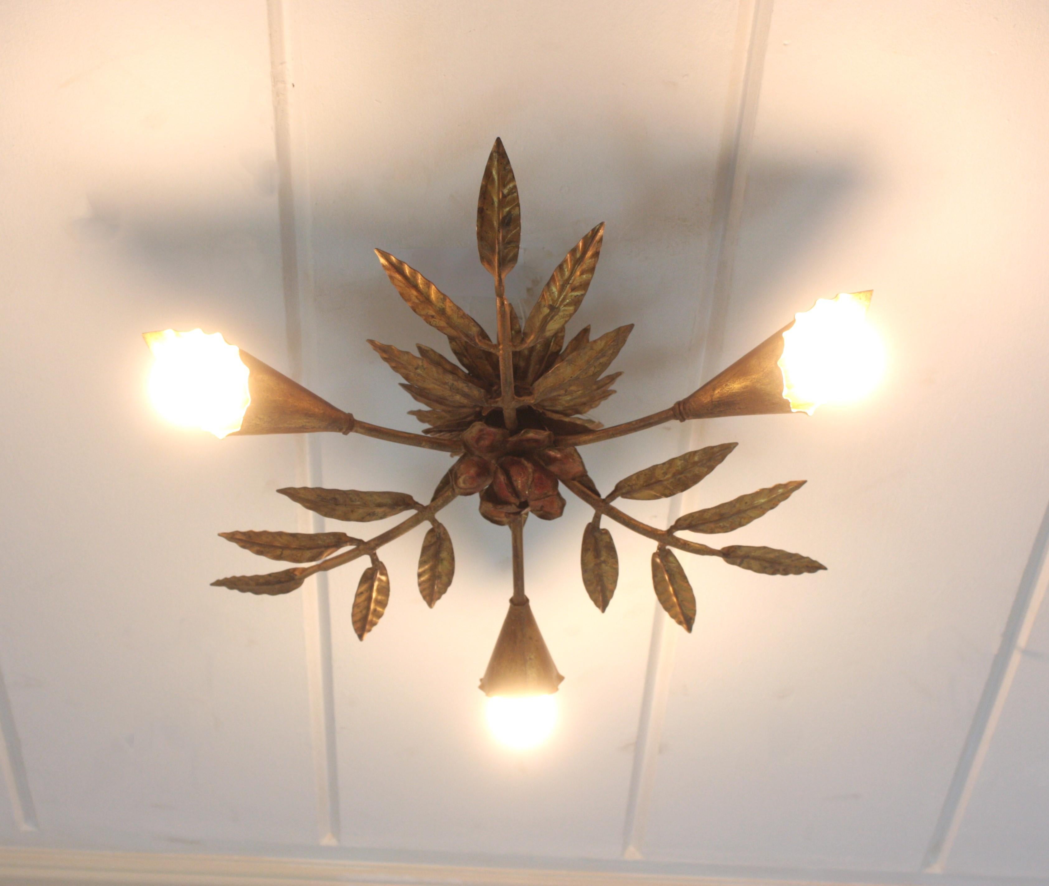20ième siècle Spanish Starburst Sunburst Foliage Flush Mount Light Fixture in Gilt Iron (en fer doré) en vente