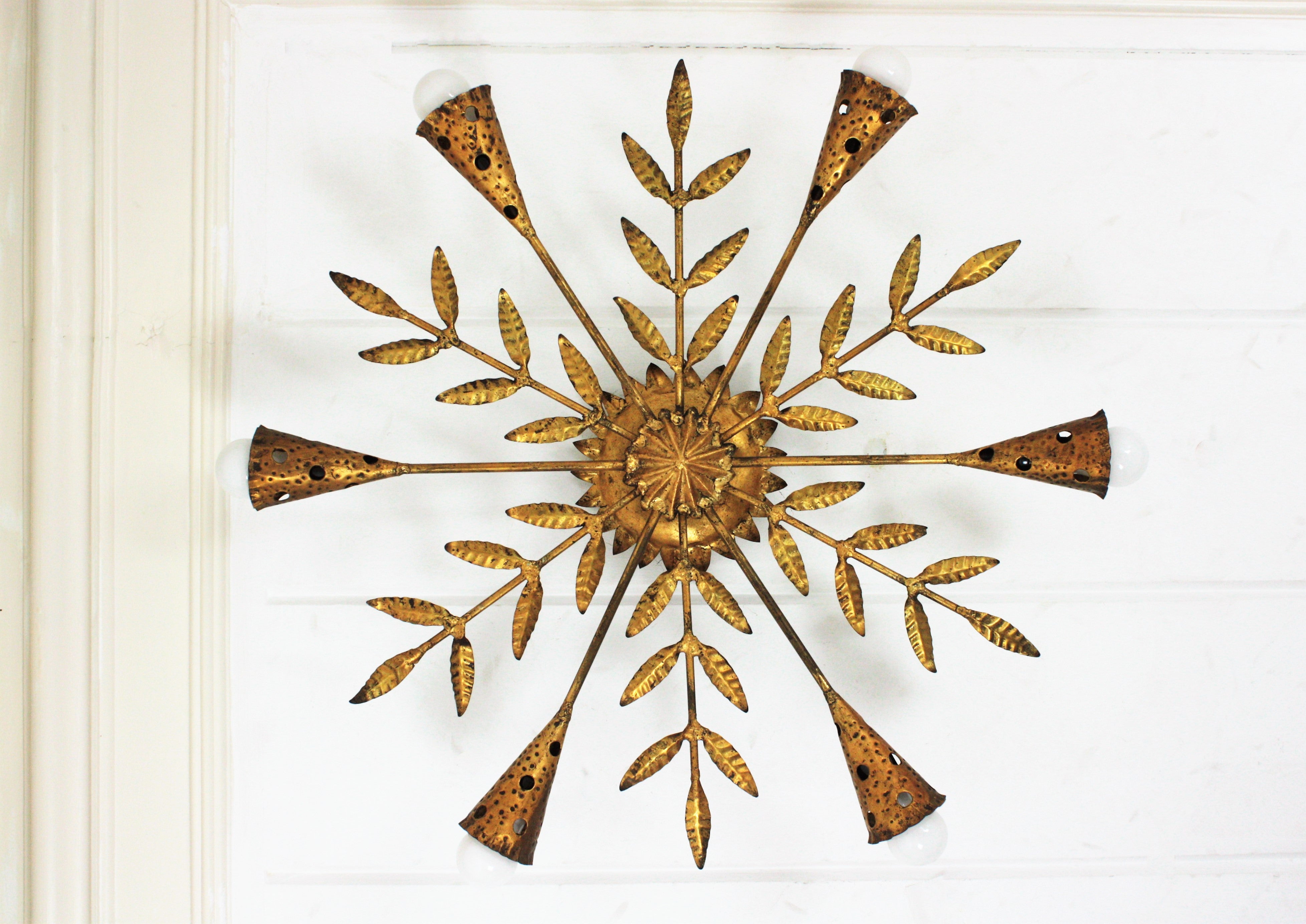 Outstanding spanish foliage sunburst flush mount ceiling light in gilt iron, Ferro Art, 1950s
Large size.
To be used as ceiling light fixture or as chandelier / pendant light adding a chain to the desired height.
This six-light ceiling lamp features