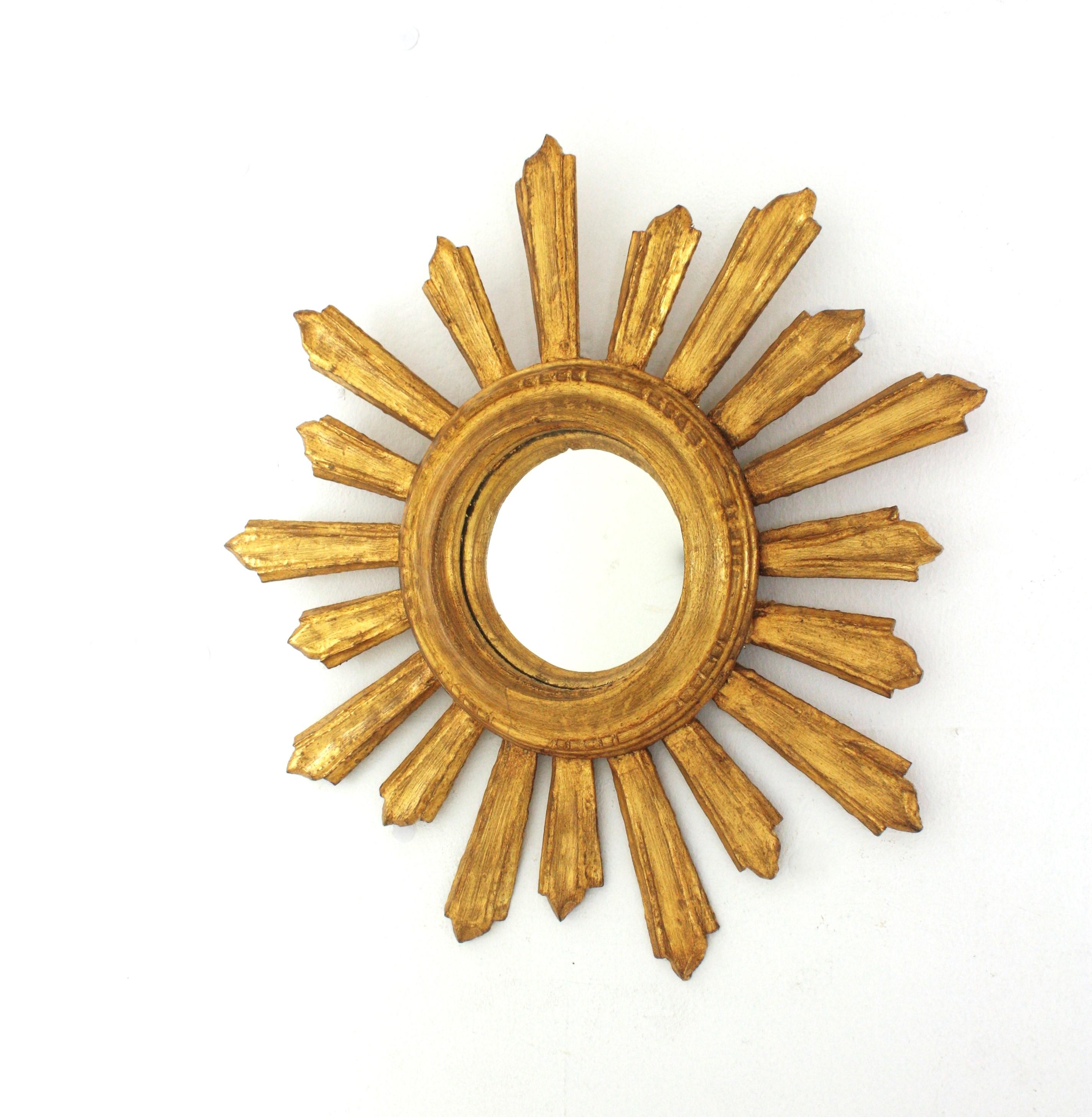 Wunderschöner Spiegel aus vergoldetem Holz mit Sonnenschliff und gewölbtem Glas, Spanien, 1940-1950er Jahre
Dieser Wandspiegel mit Sonnenschliff wurde im Mid-Century Modern hergestellt und hat einen Rahmen mit abwechselnden Strahlen in zwei Größen.