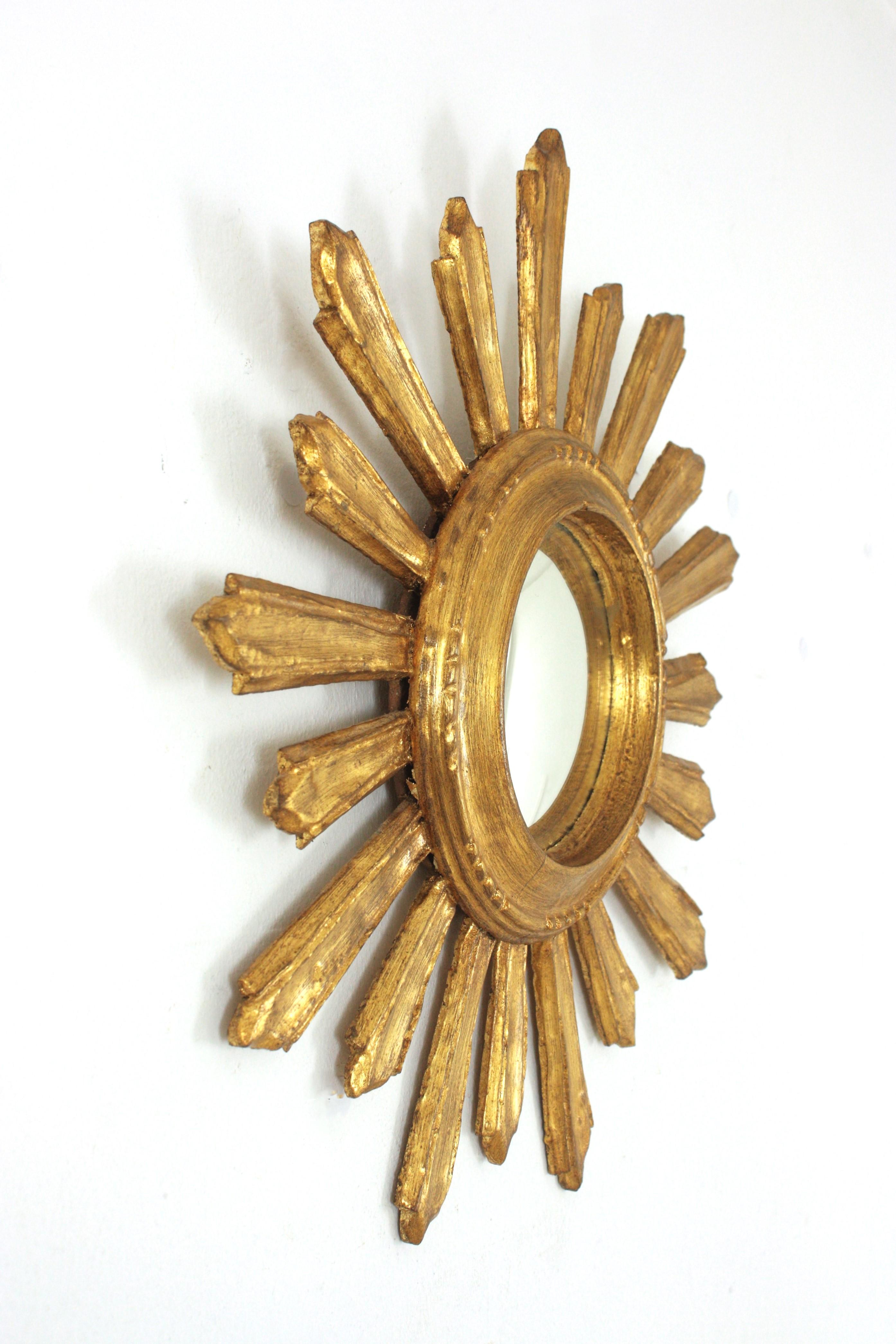 Spanischer Sonnenaufgangsspiegel aus geschnitztem Giltwood, 1950er Jahre (20. Jahrhundert) im Angebot
