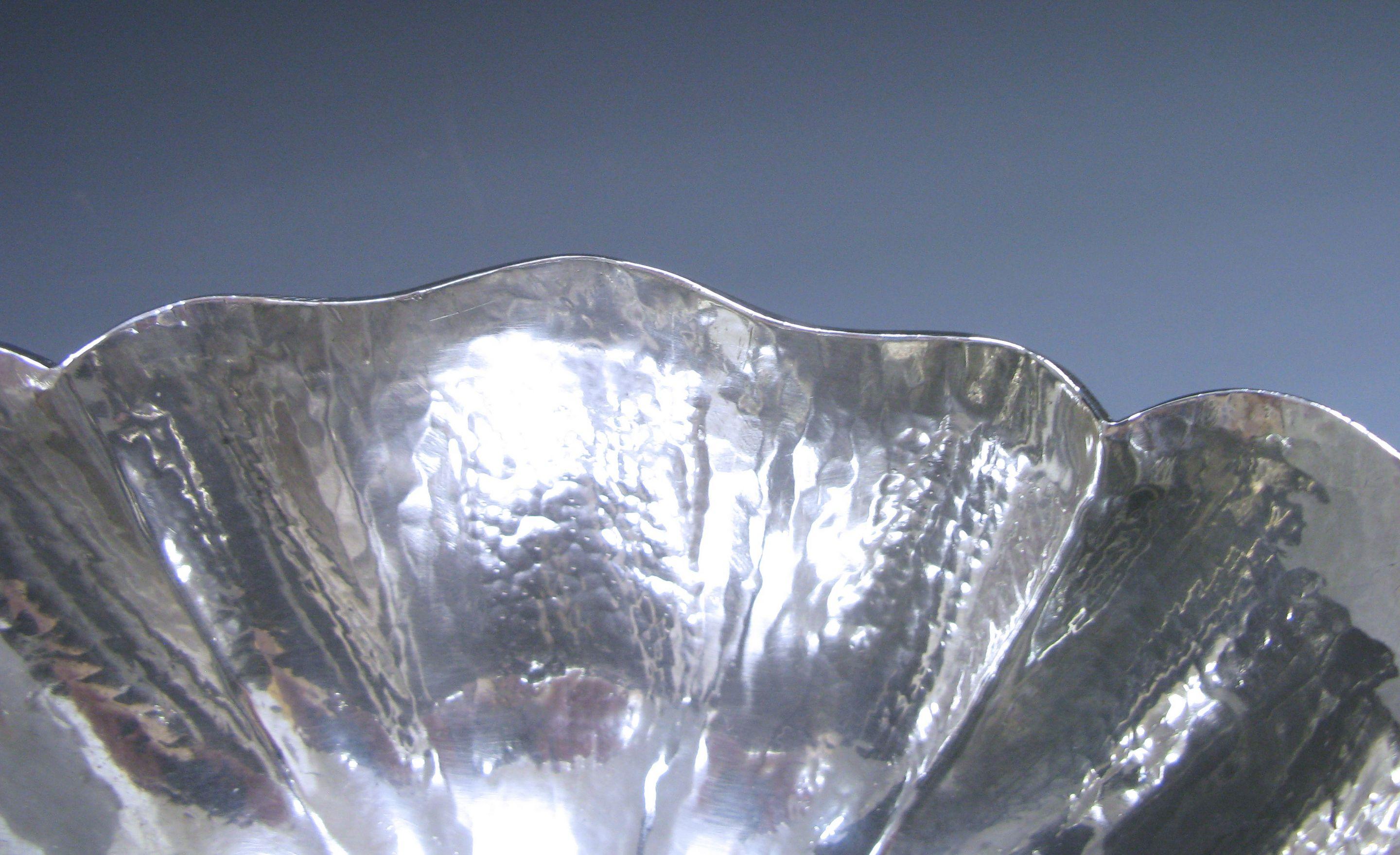 Spanish Sterling 915 Standard Silver Double-Lipped Sauce Boat by Manuel Garrido For Sale 1