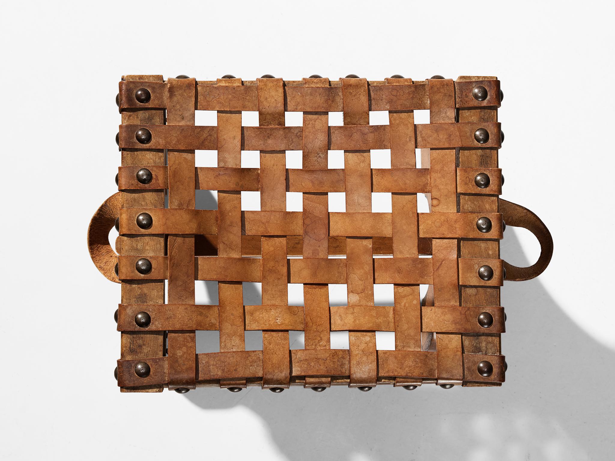 taburete de madera y cuero