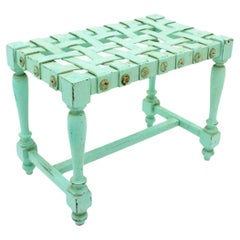 Tabouret espagnol en laine de chêne patinée turquoise avec assise en cuir tissé