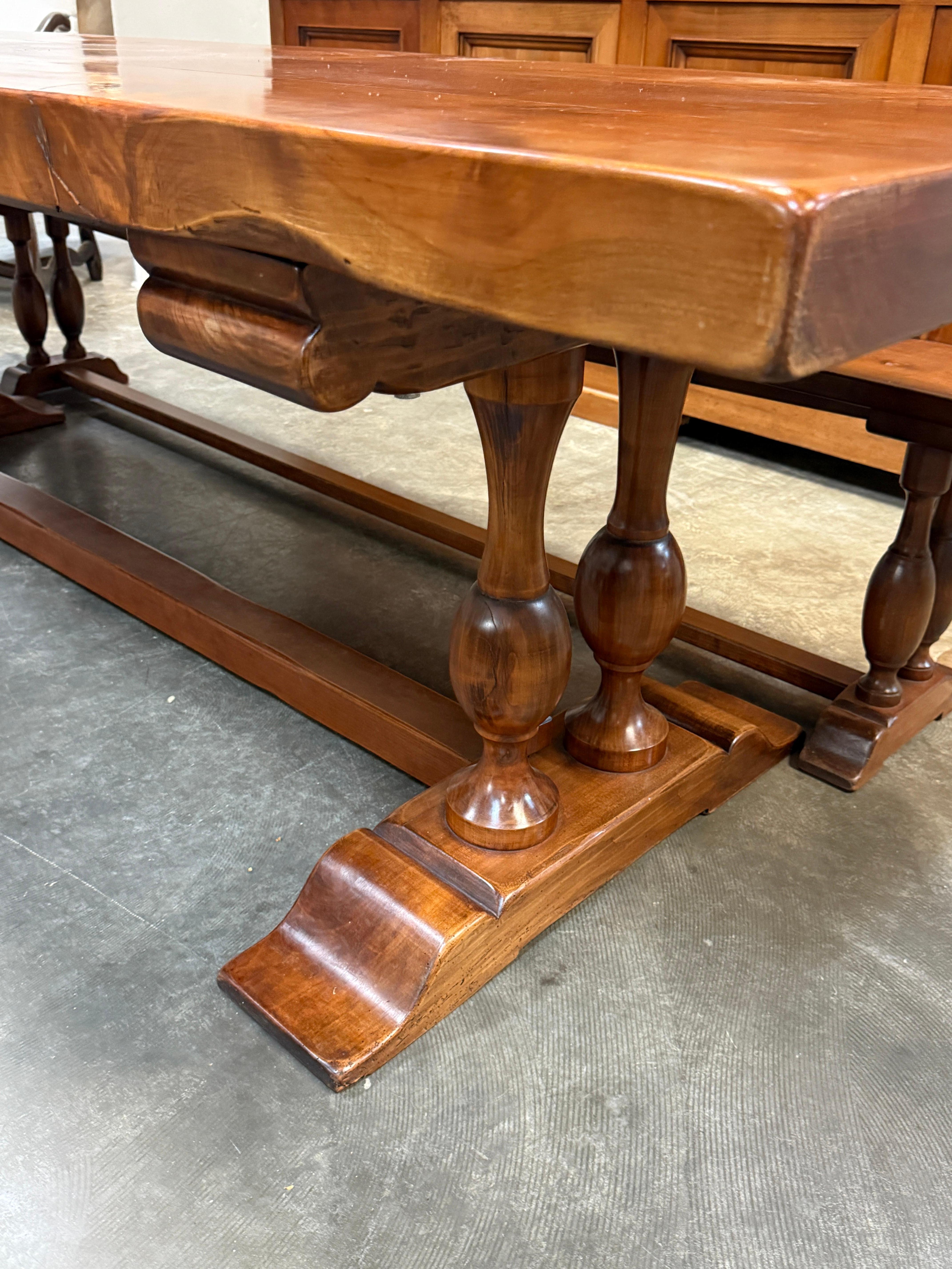 Table à tréteaux en cerisier de style espagnol avec deux bancs assortis en vente 3