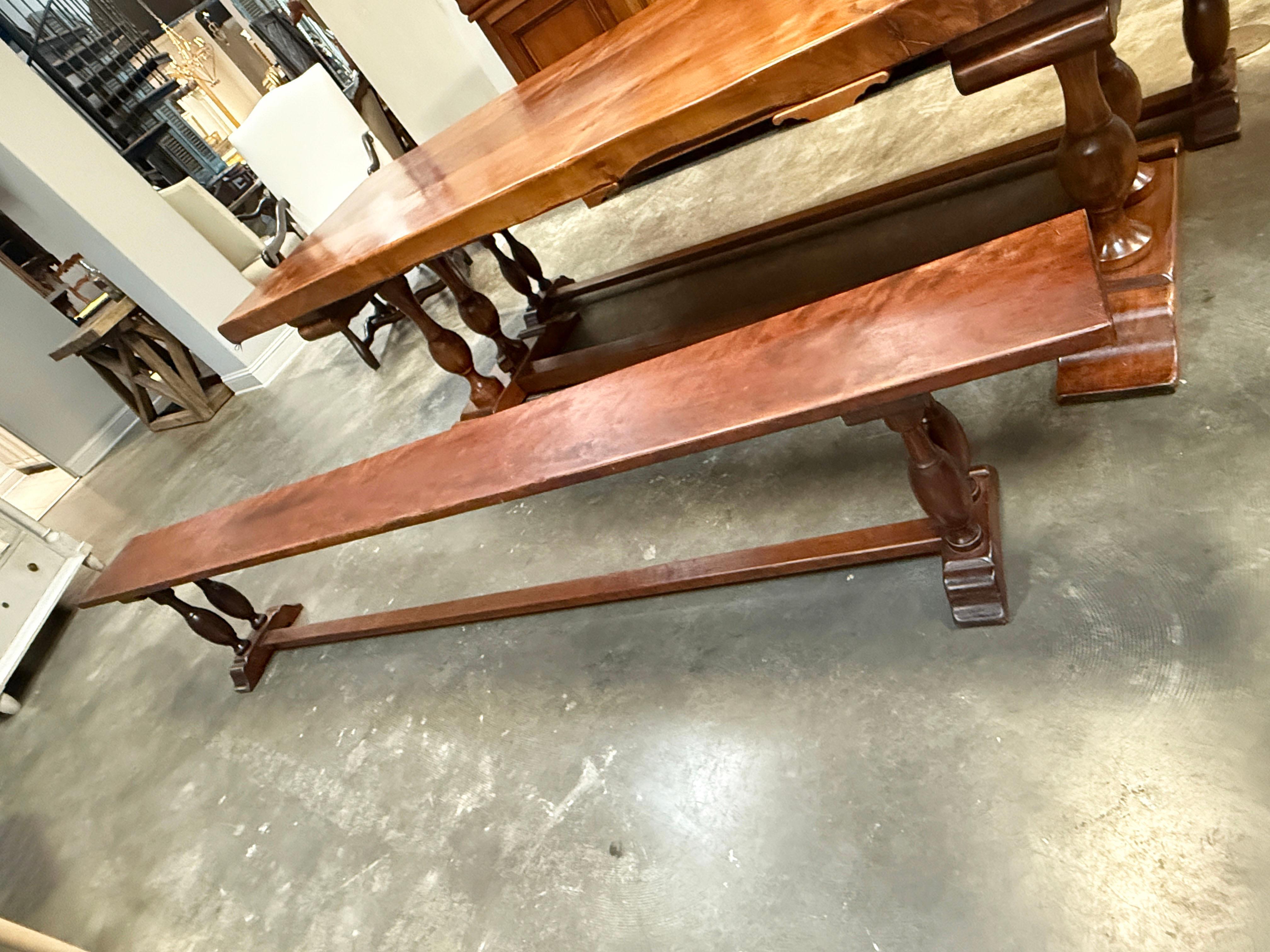 Table à tréteaux en cerisier de style espagnol avec deux bancs assortis en vente 4