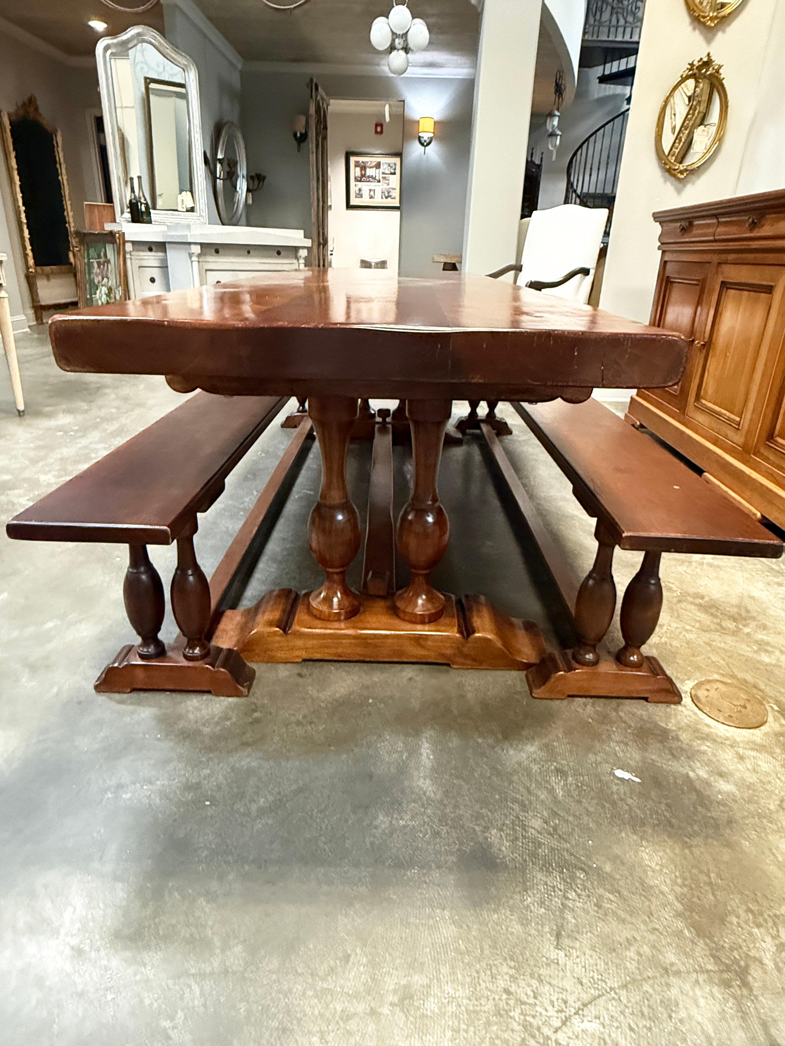 Table à tréteaux en cerisier de style espagnol avec deux bancs assortis en vente 5