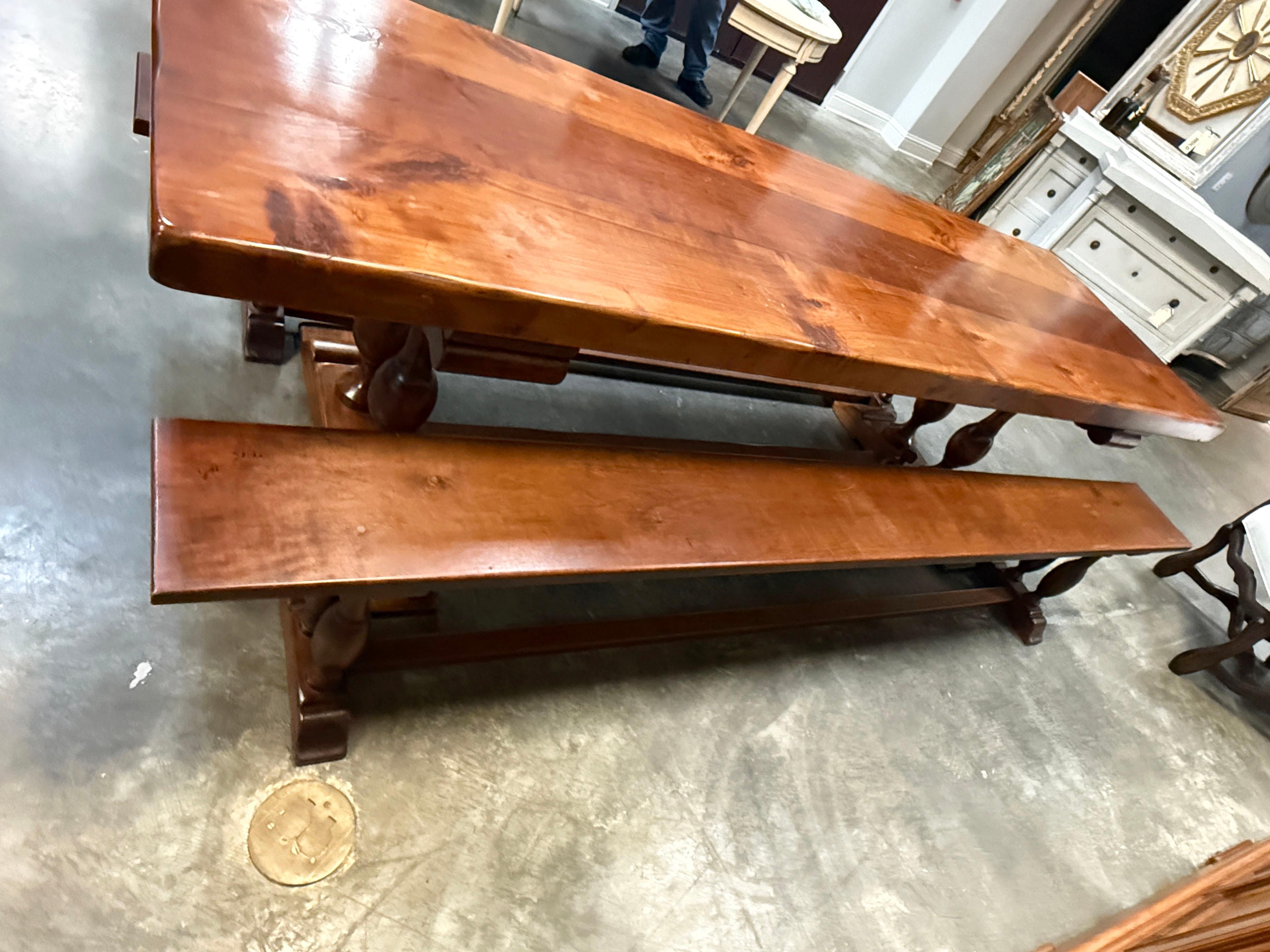 Table à tréteaux en cerisier de style espagnol avec deux bancs assortis. Plateau solide de 2,5