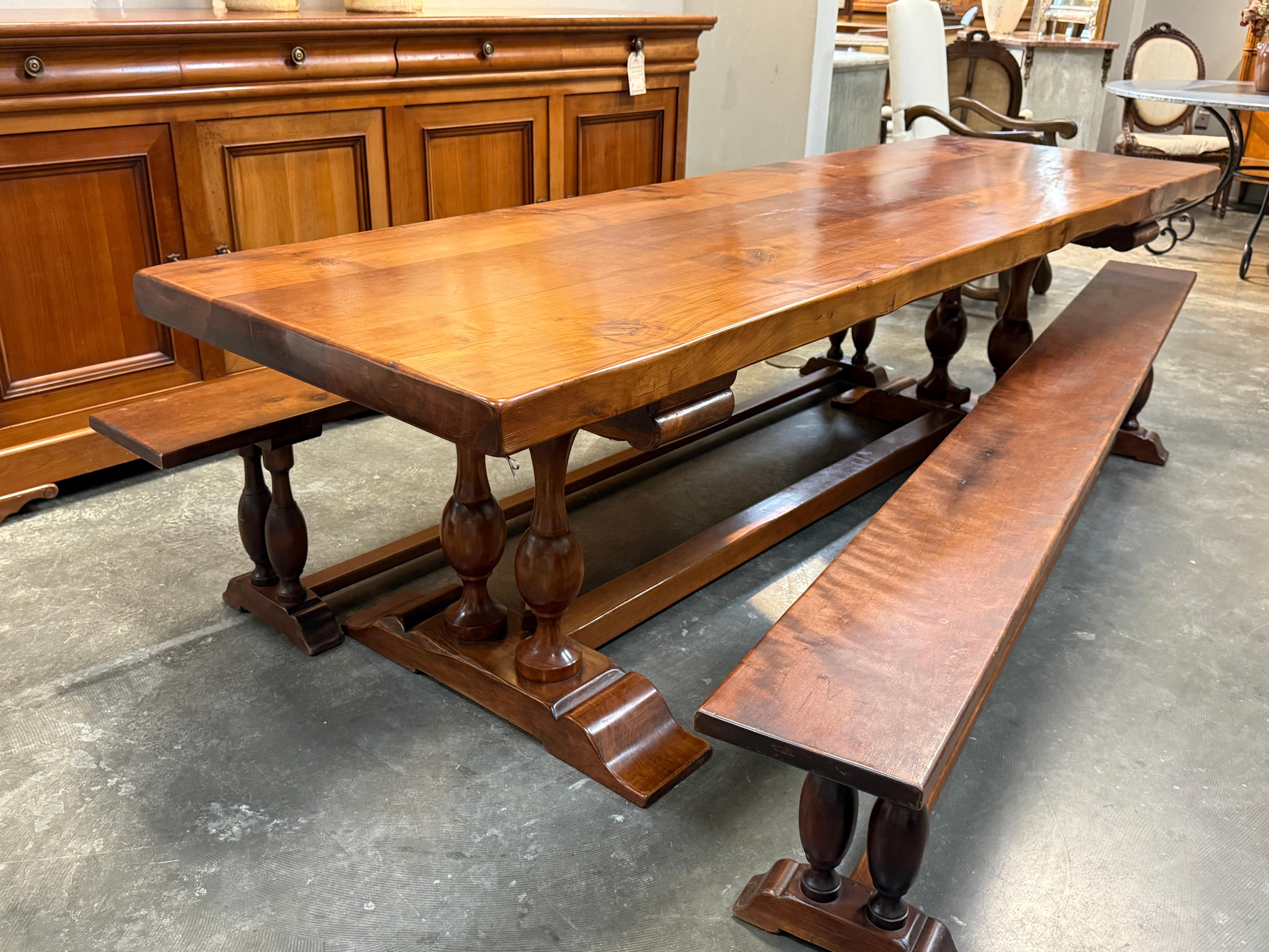 Espagnol Table à tréteaux en cerisier de style espagnol avec deux bancs assortis en vente