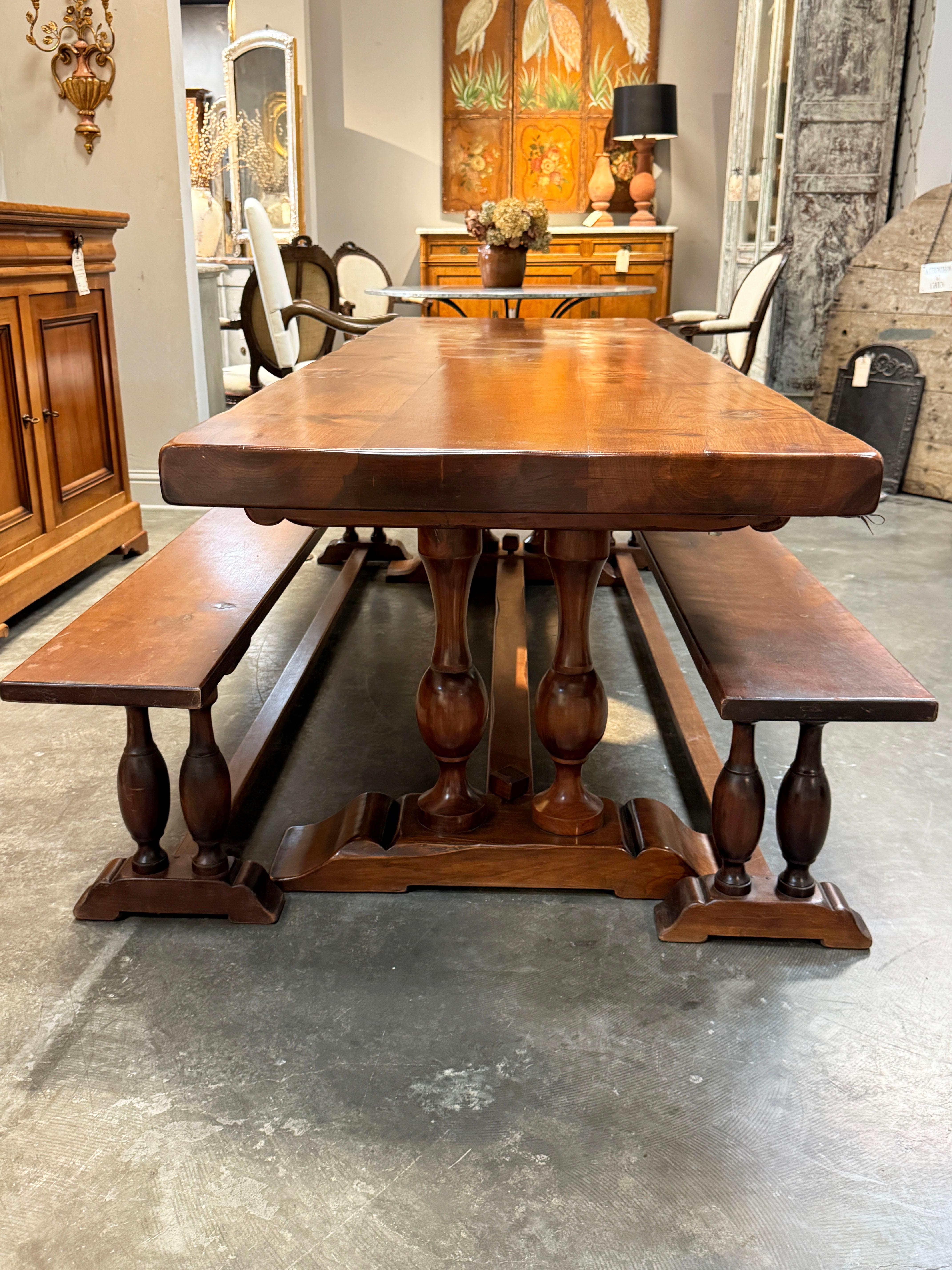 Fait main Table à tréteaux en cerisier de style espagnol avec deux bancs assortis en vente