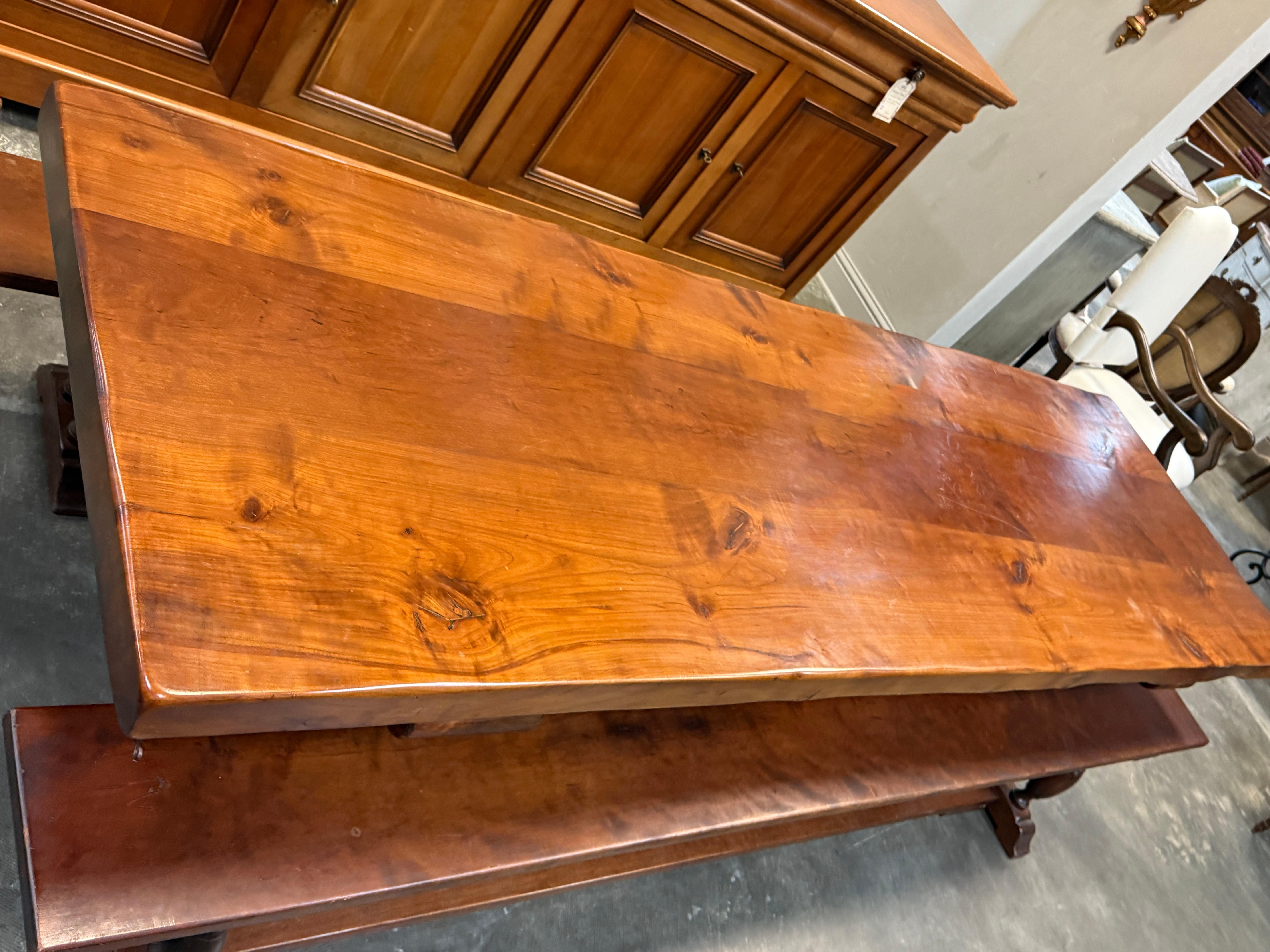 Table à tréteaux en cerisier de style espagnol avec deux bancs assortis Bon état - En vente à Houston, US