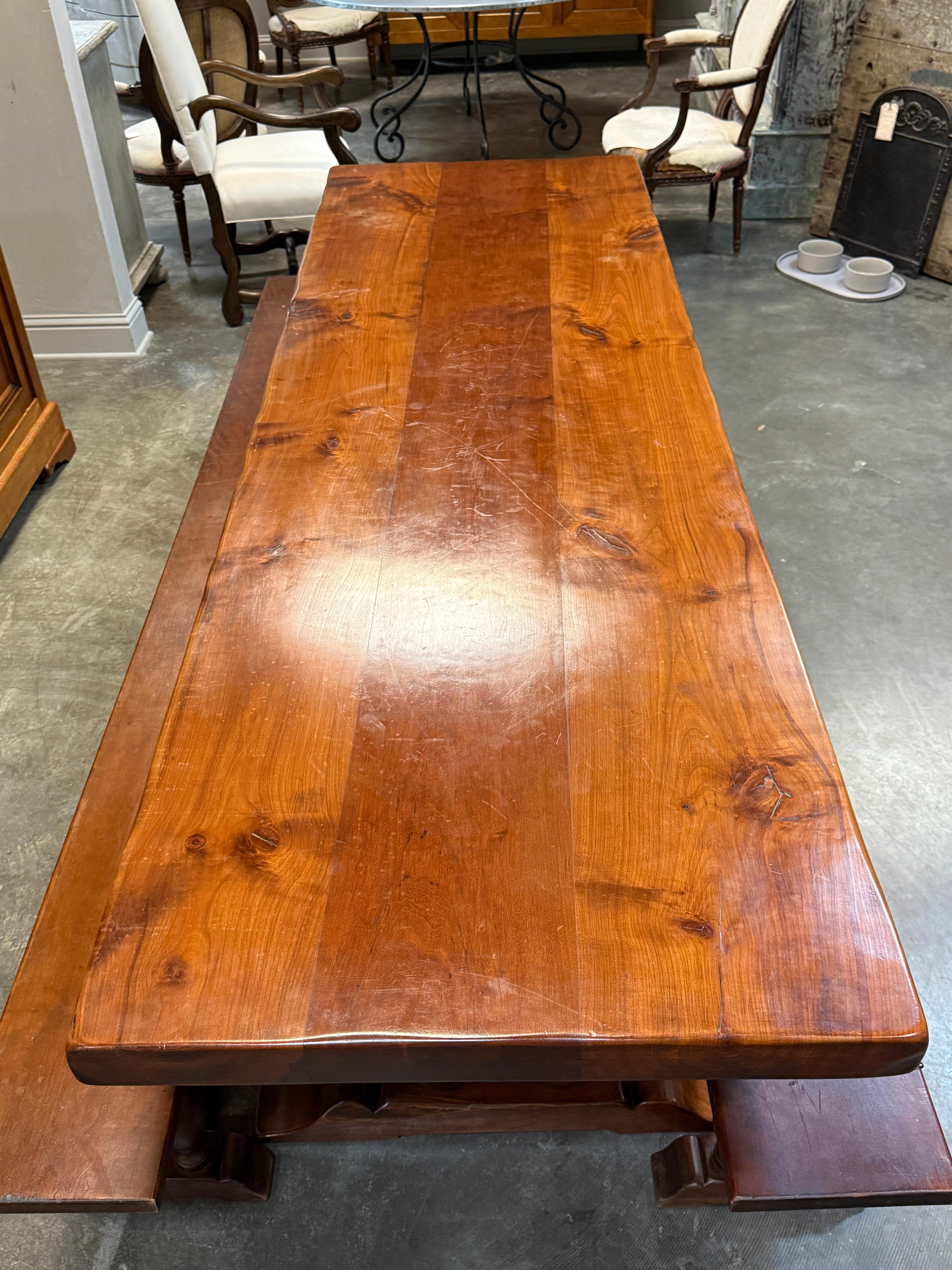 20ième siècle Table à tréteaux en cerisier de style espagnol avec deux bancs assortis en vente