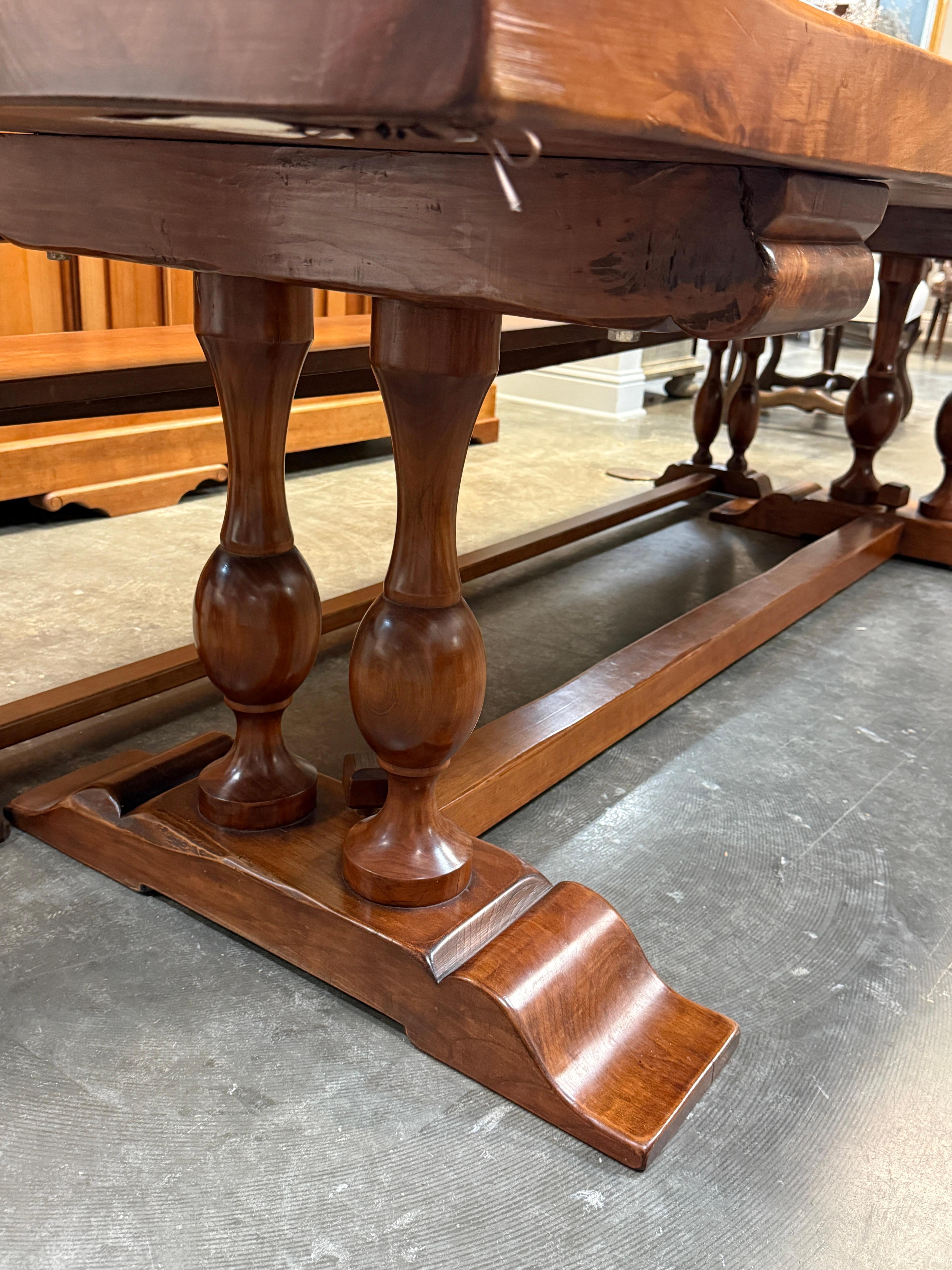 Bois Table à tréteaux en cerisier de style espagnol avec deux bancs assortis en vente