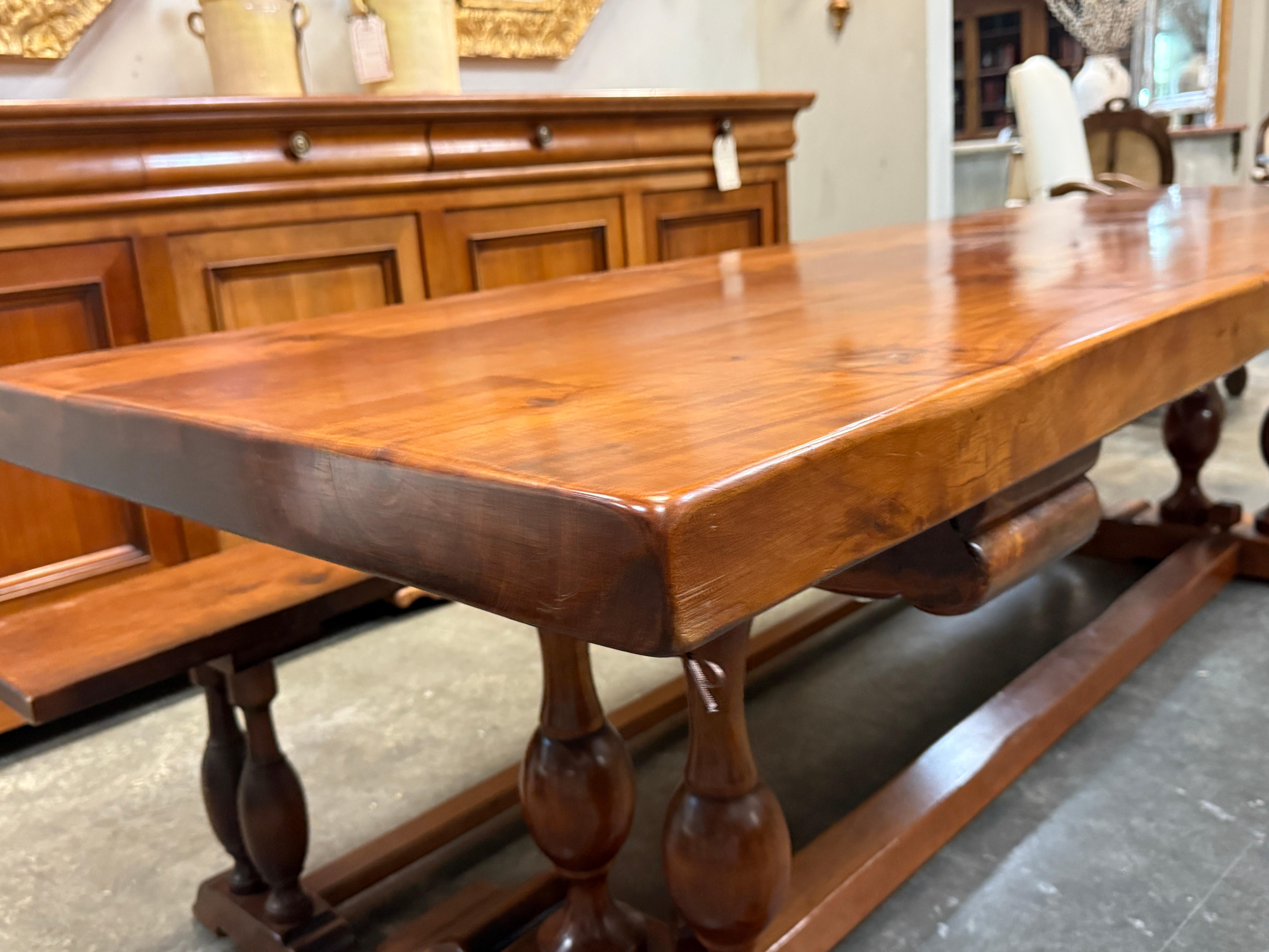 Table à tréteaux en cerisier de style espagnol avec deux bancs assortis en vente 1