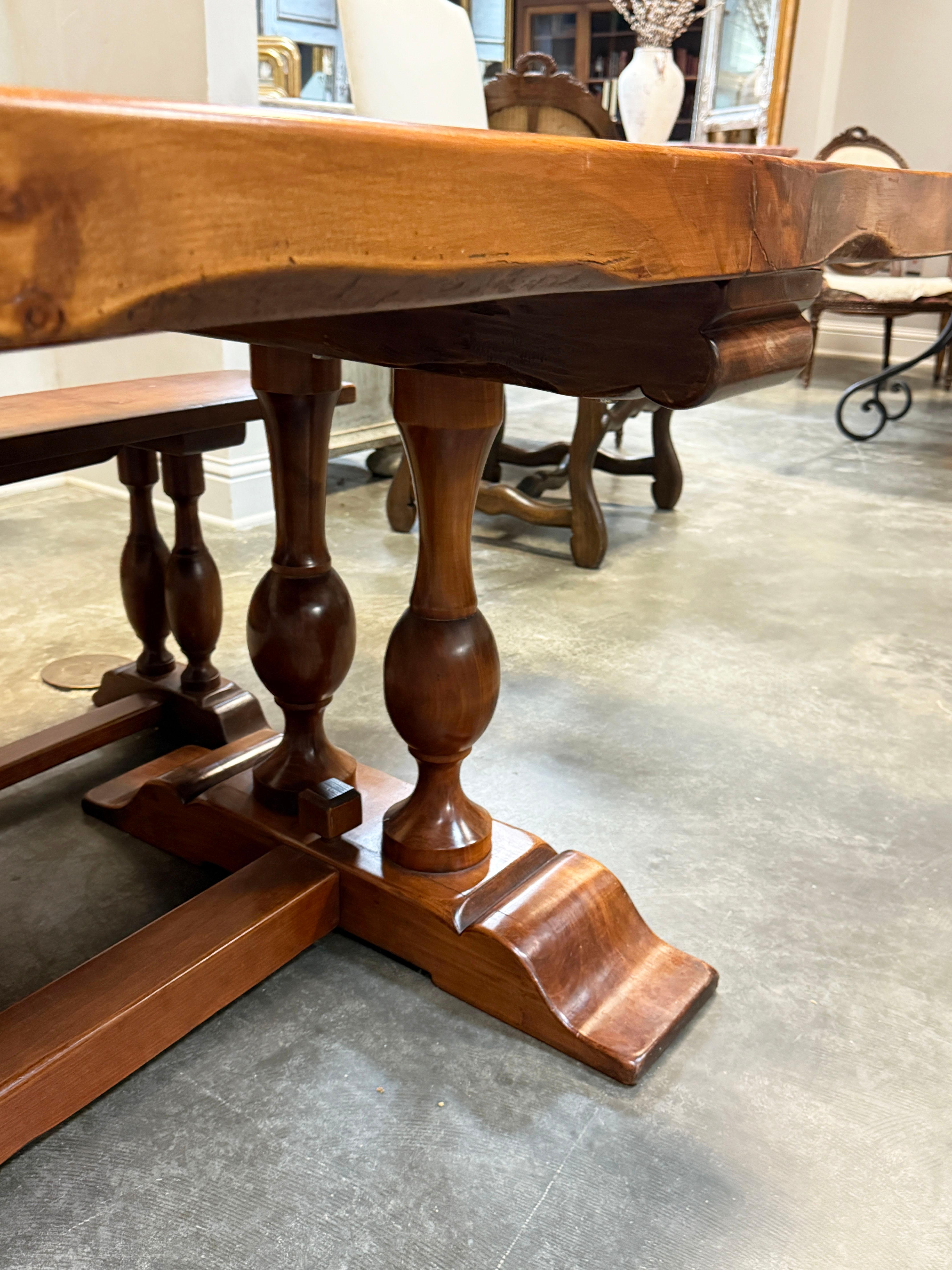 Table à tréteaux en cerisier de style espagnol avec deux bancs assortis en vente 2