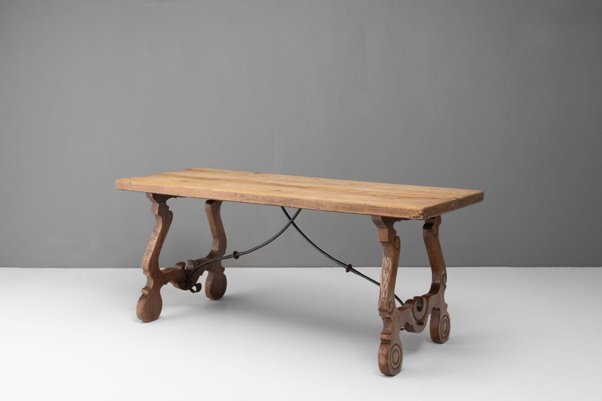 Table de salle à manger / console en noyer de style espagnol avec ferronnerie d'origine. Vers 1930

H 77cm (AH 71cm) x L 178cm x P 69cm
