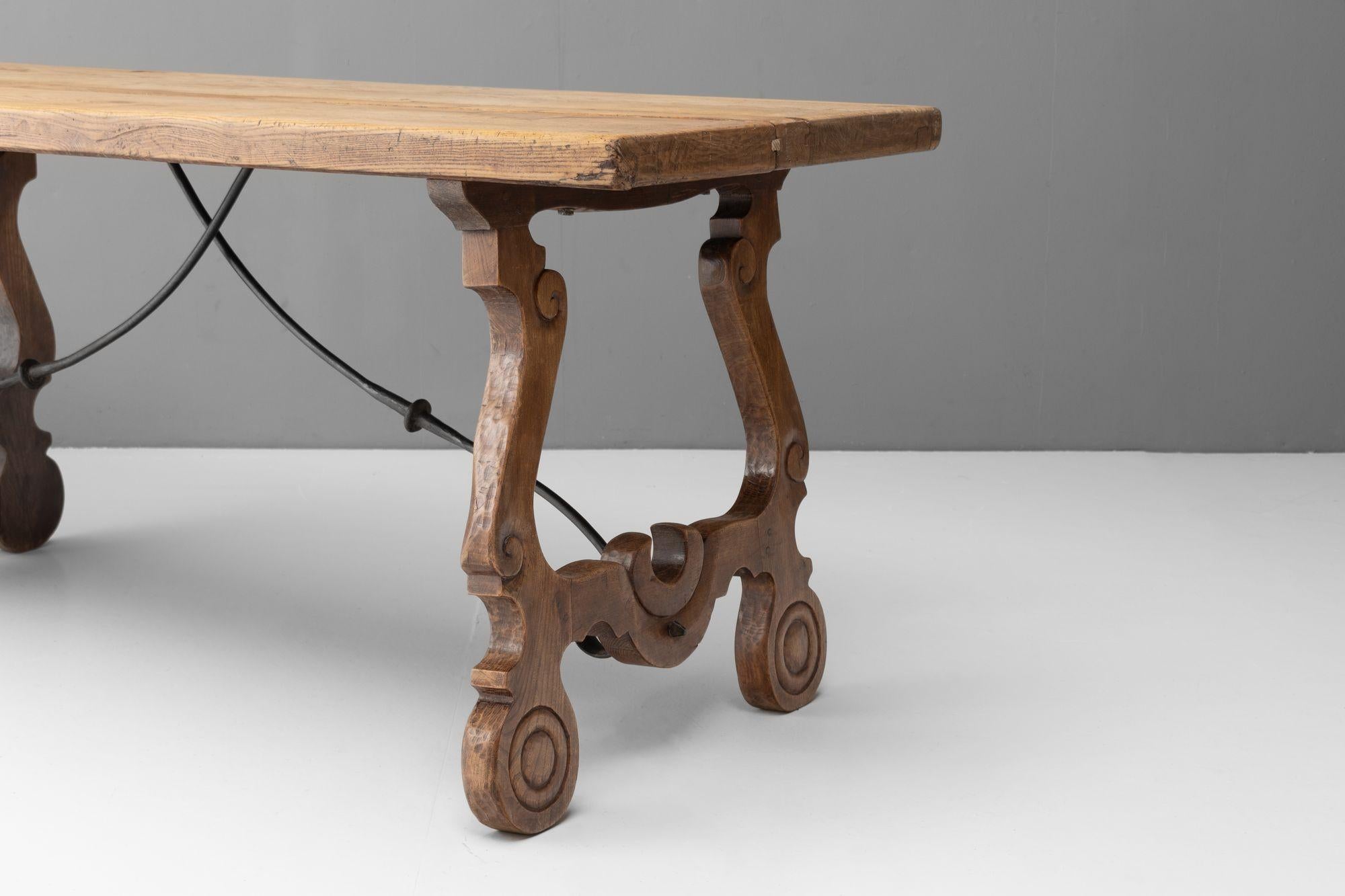 Table de salle à manger de style espagnol Bon état - En vente à London, England