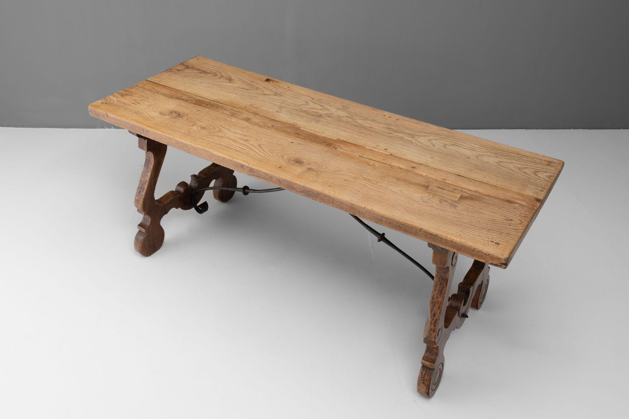 Milieu du XXe siècle Table de salle à manger de style espagnol en vente