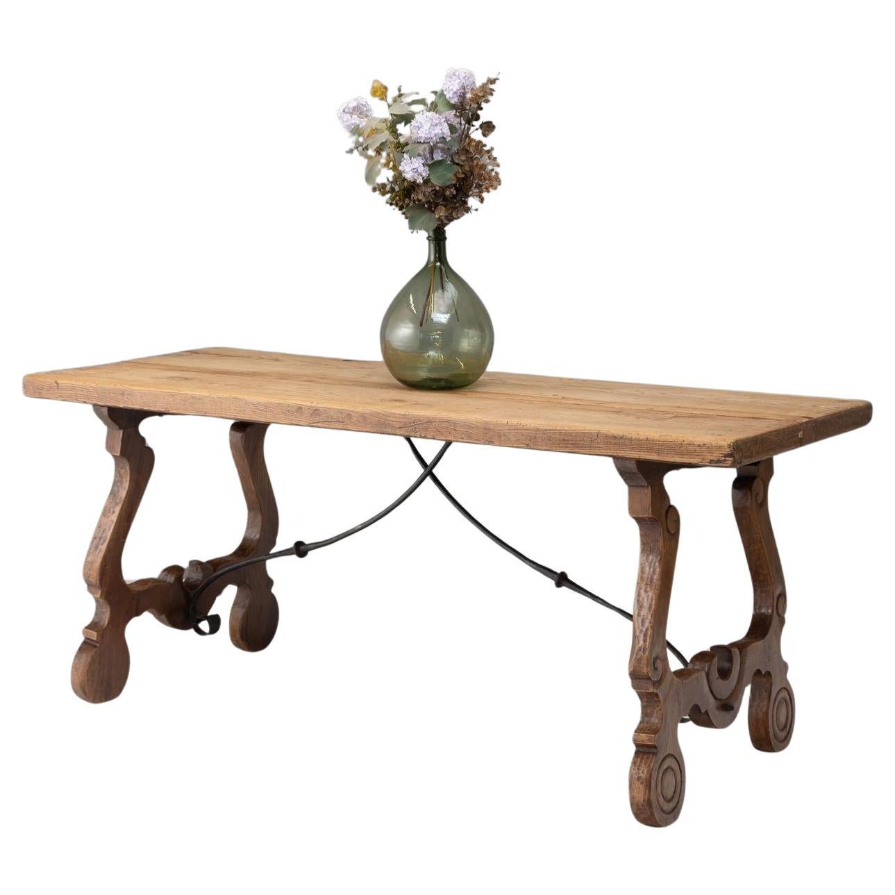 Table de salle à manger de style espagnol