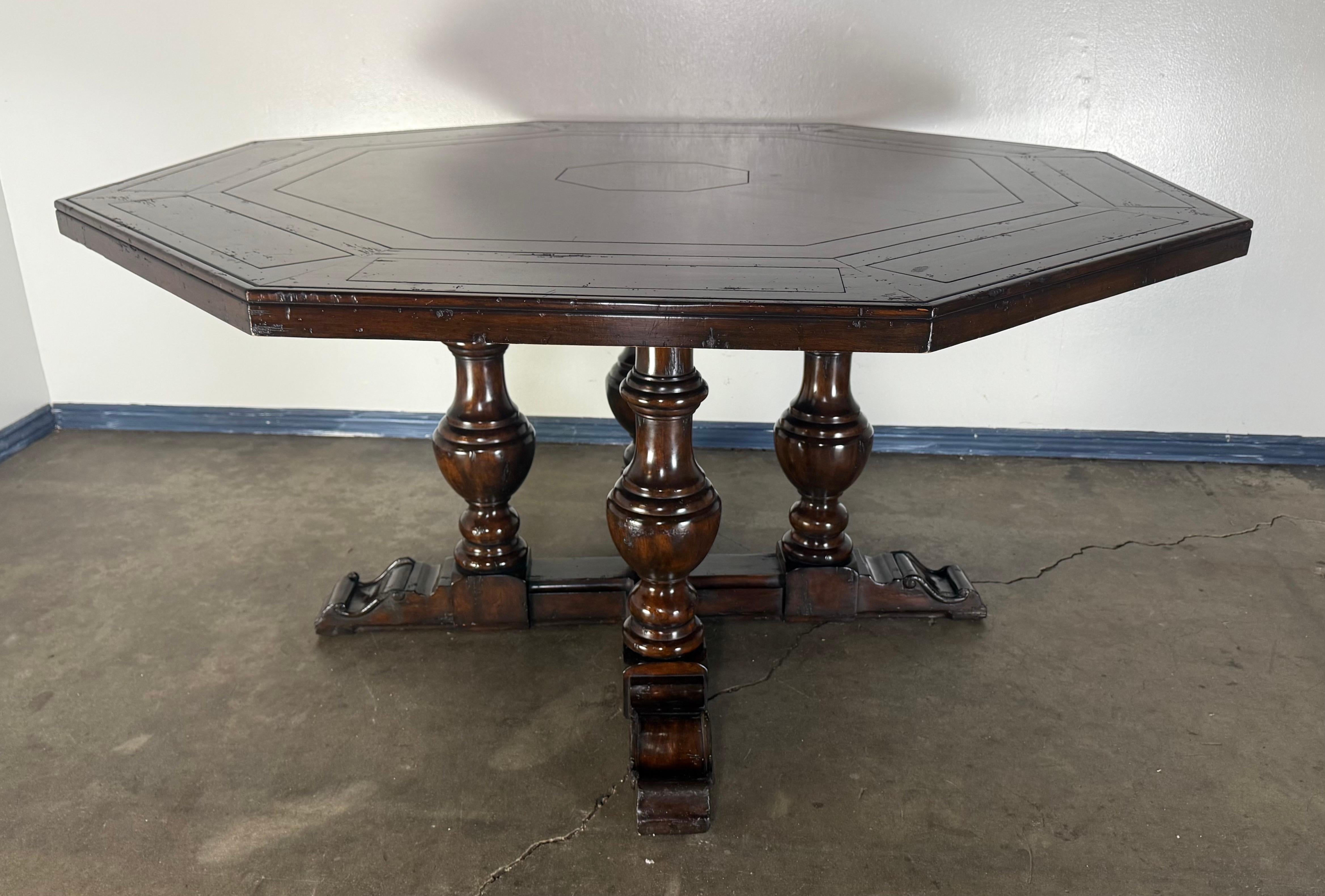 Esta pieza única y multifuncional es una mesa de póquer y comedor convertible, magistralmente elaborada pensando tanto en el estilo como en la versatilidad. La parte superior octogonal presenta paneles desmontables o reversibles que dejan ver debajo