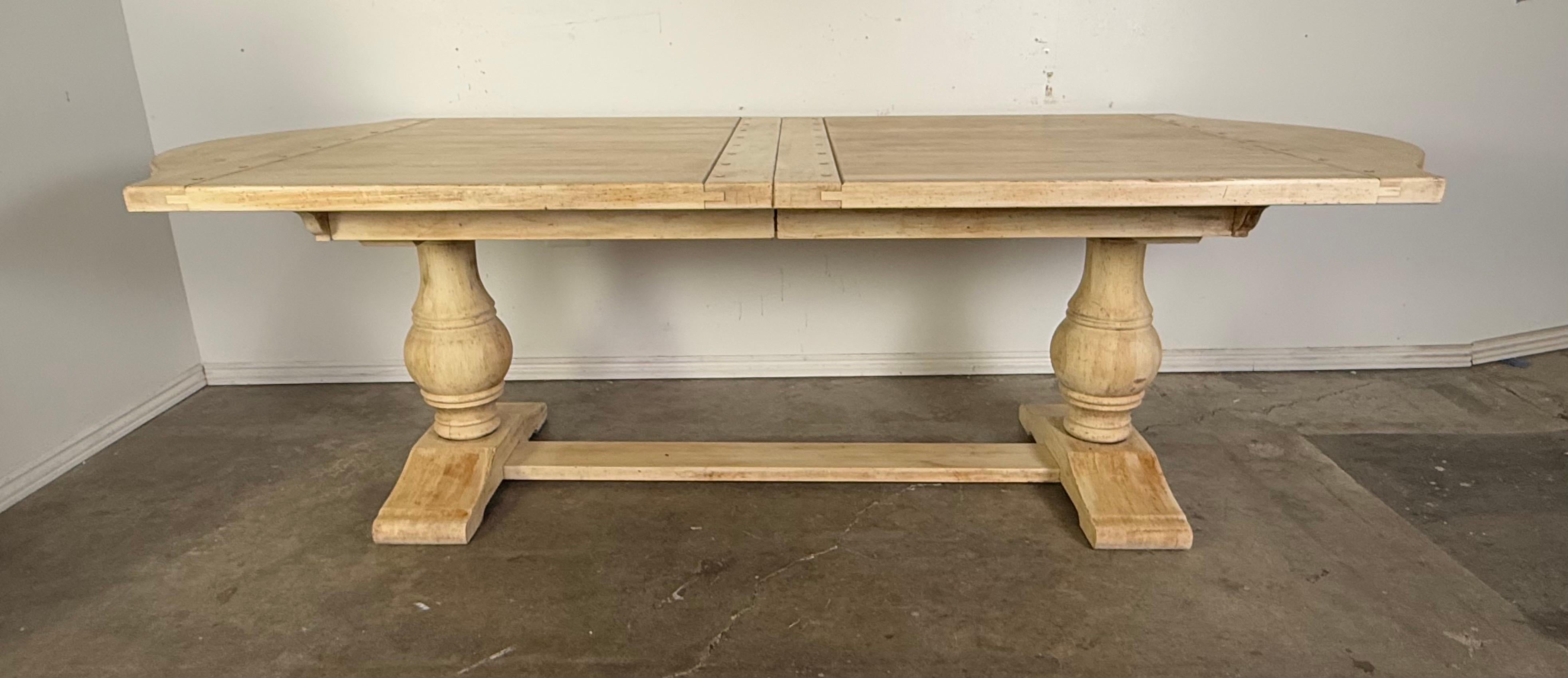 Table réfractaire de style espagnol avec rallonge, C.I.C. 1930 en vente 7
