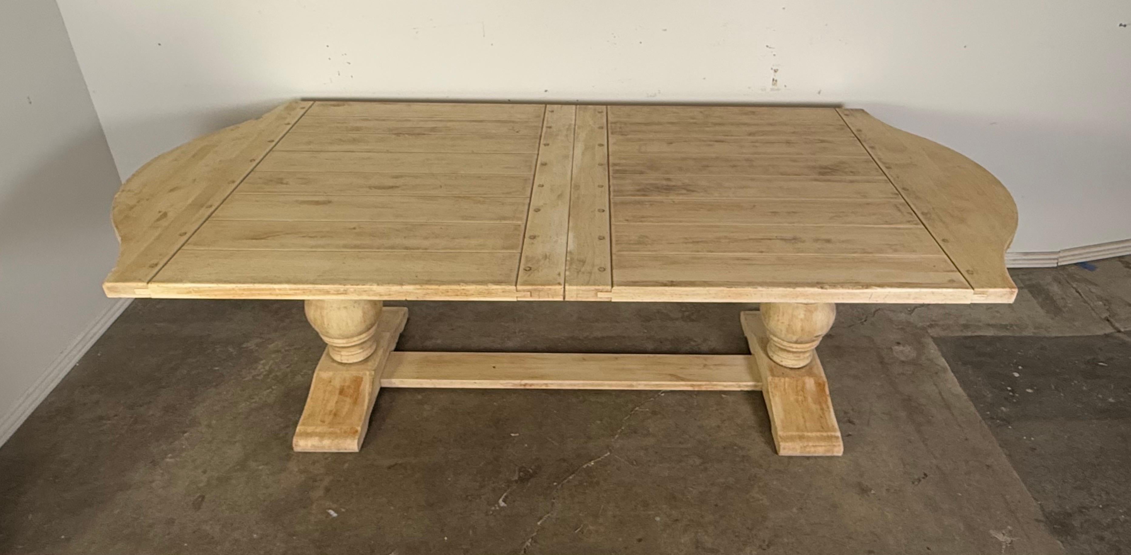 Table réfractaire de style espagnol avec rallonge, C.I.C. 1930 en vente 9