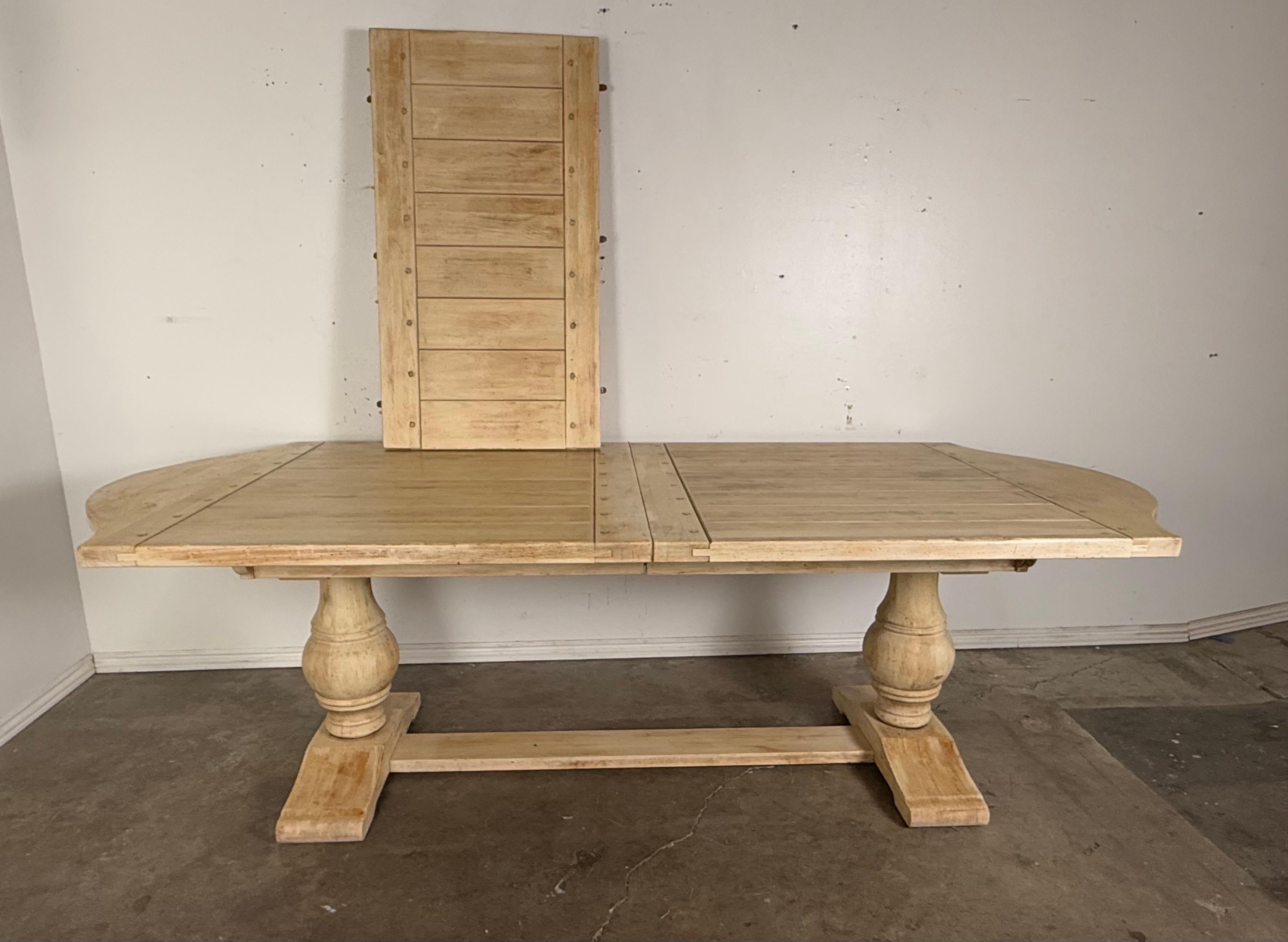 Table réfractaire de style espagnol avec rallonge, C.I.C. 1930 en vente 12