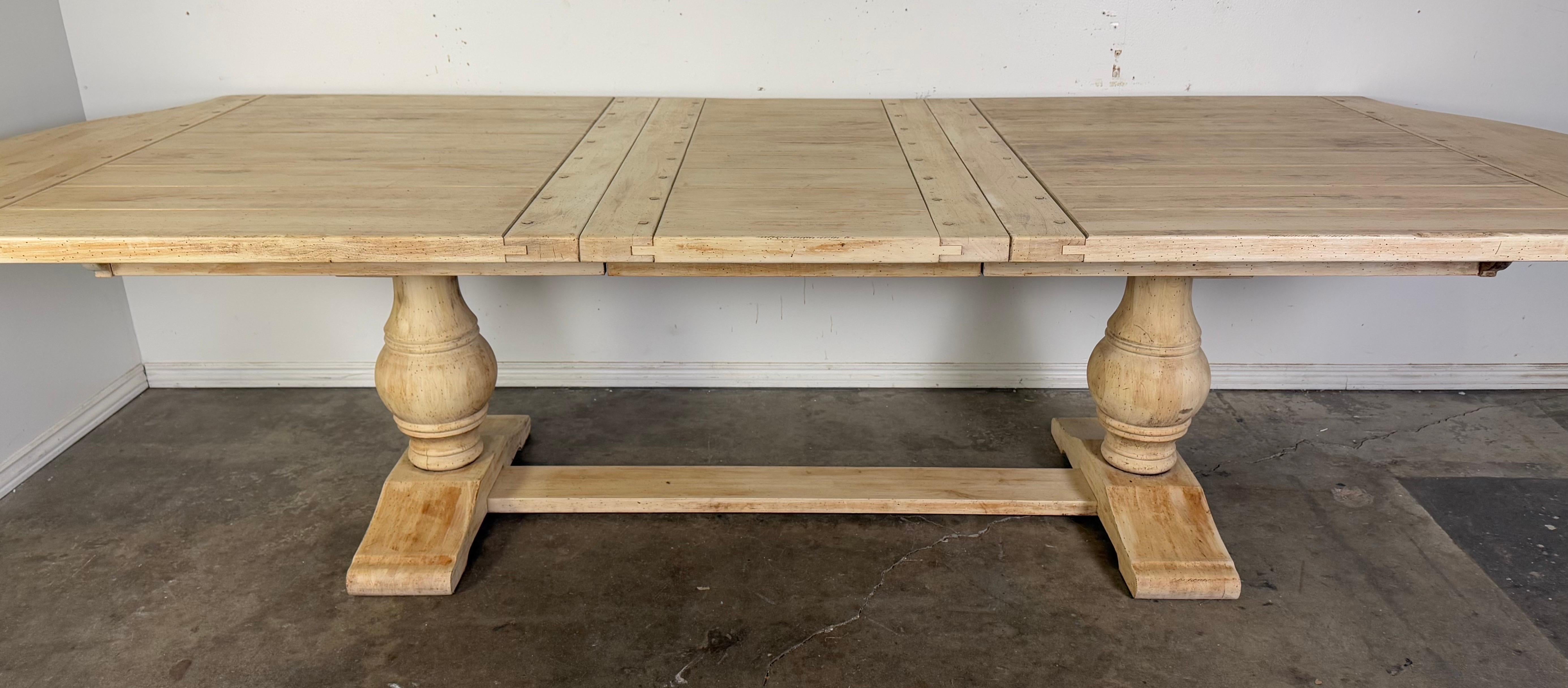 Colonial espagnol Table réfractaire de style espagnol avec rallonge, C.I.C. 1930 en vente