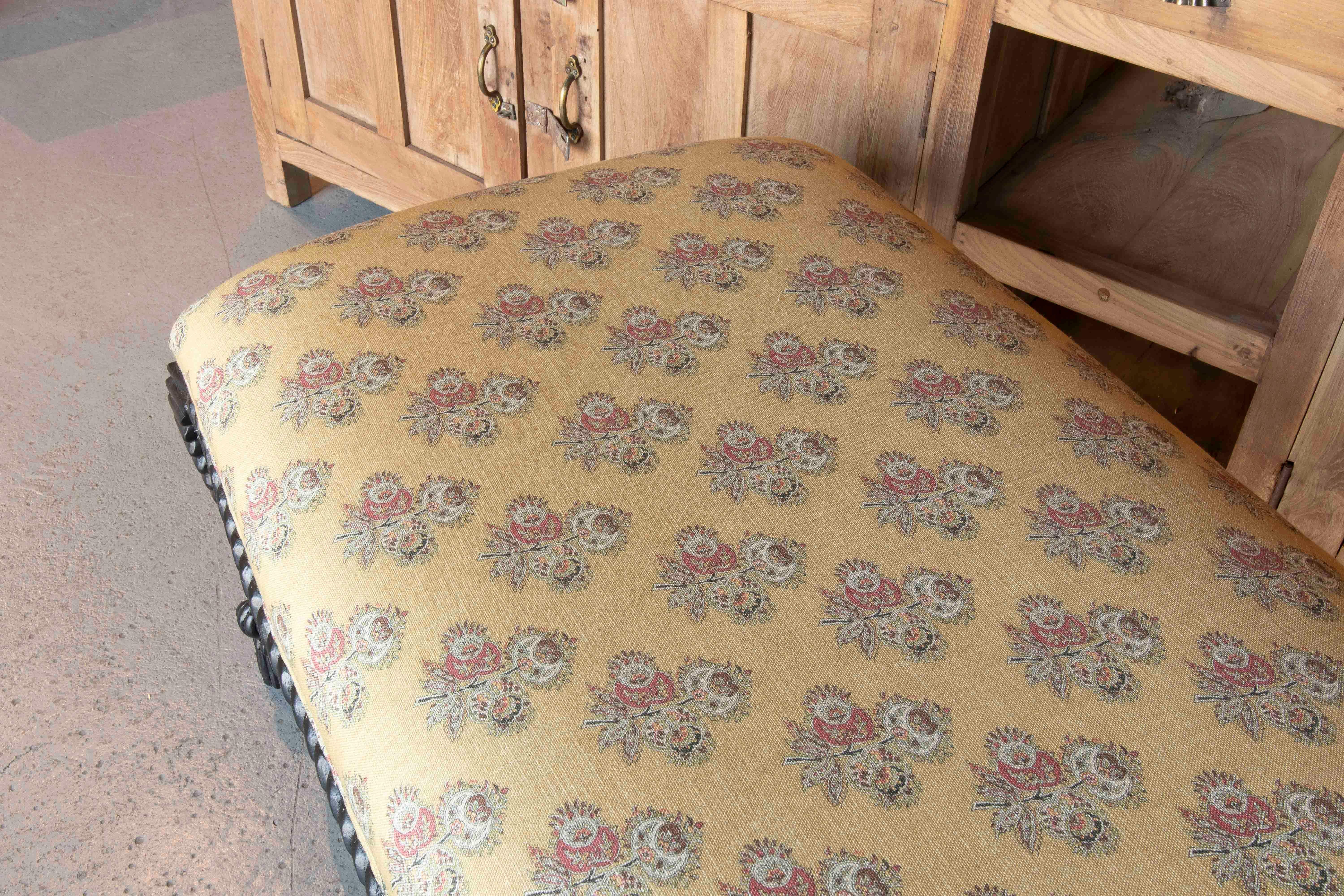 Spanish Style Upholstering Bank mit seilgewickelten Beinen (Stoff) im Angebot