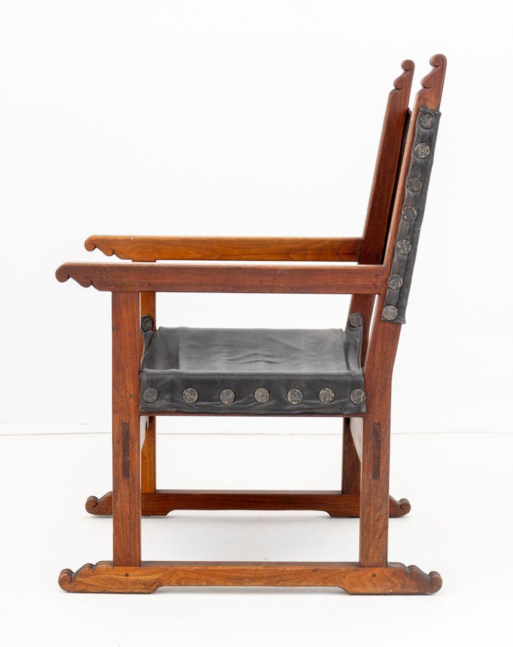 Spanish Style Walnut Armchair (20. Jahrhundert) im Angebot