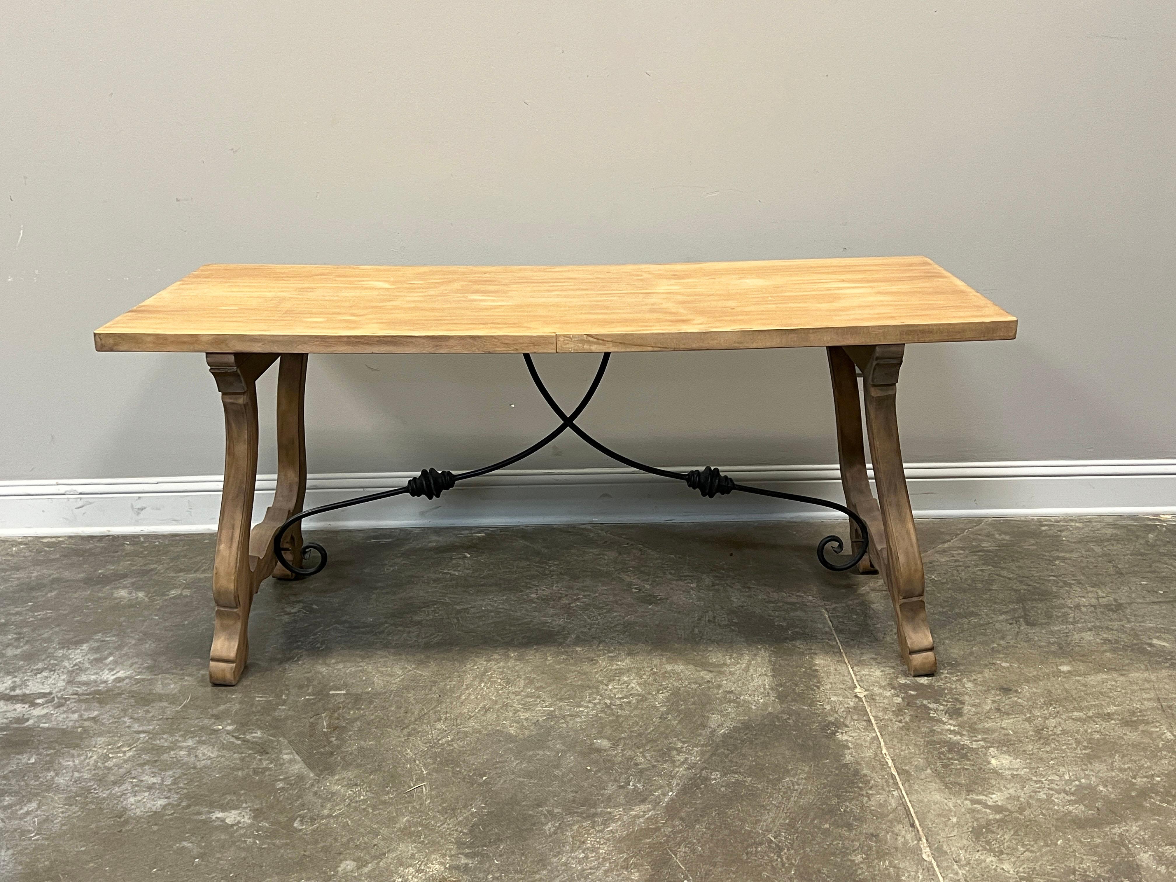 Table à tréteaux de style espagnol construite en vieux bois et décapée, prête à être utilisée telle quelle ou teintée sur mesure.